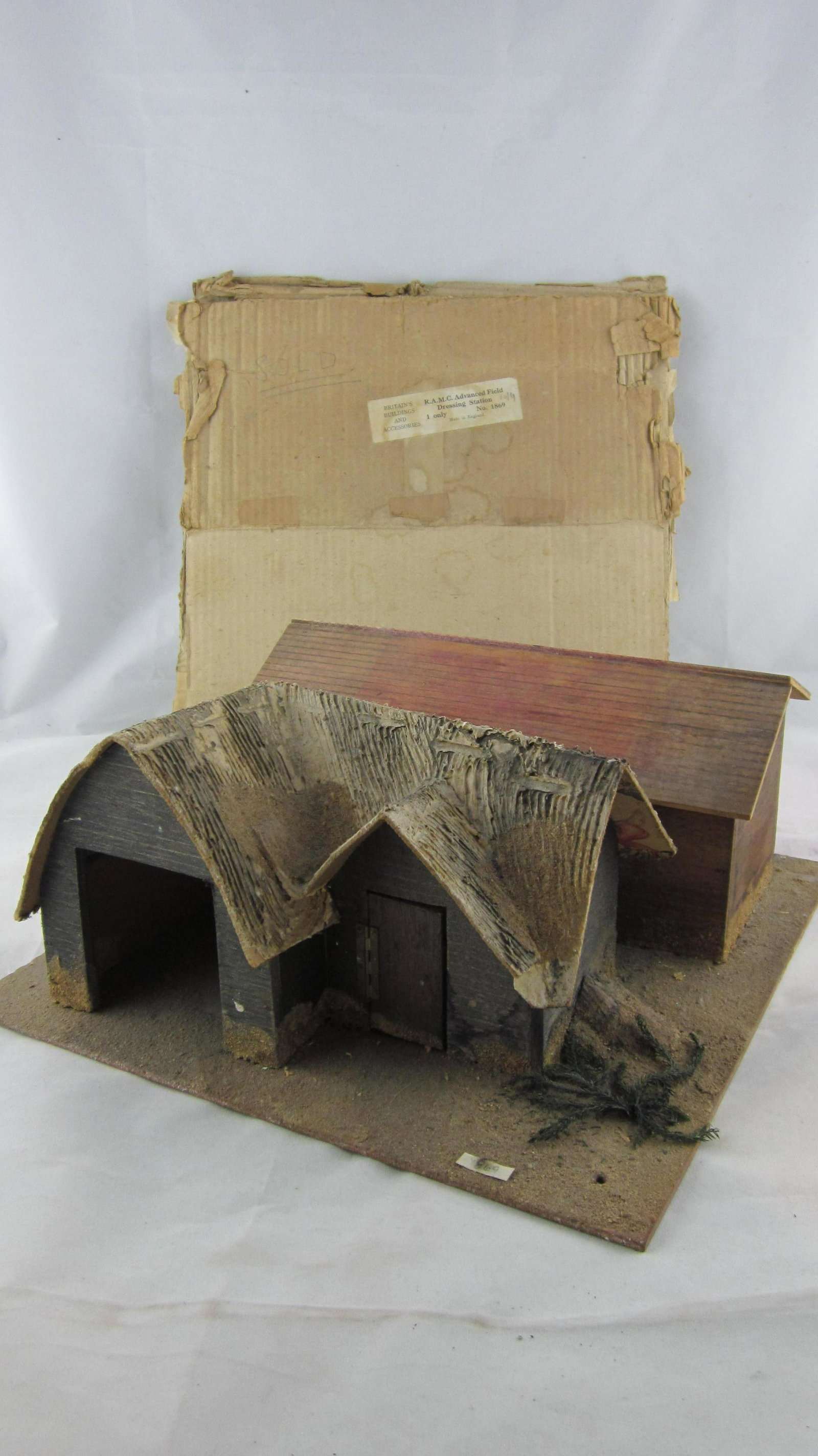 Britains Set #1869 Casualty Clearing Station.: RAMC Casualty Clearing Station. 1 piece, a complex Hugar building only offered 1940-1941. Condition excellent. Underside of cardboard roof covered by papier mâché is made from cut-up pieces of Brita