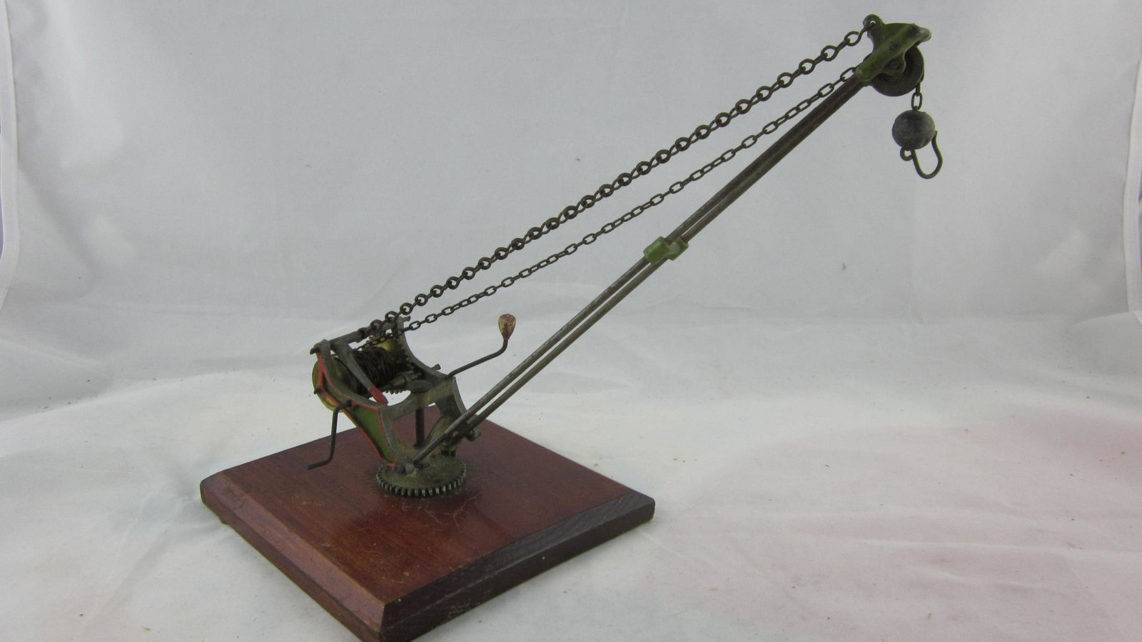 Britains Un-Numbered Model Crane. (1 of 2)