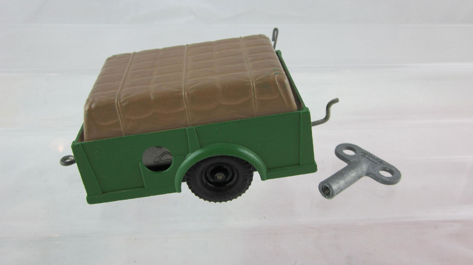 Britains Set #2041 Clockwork Trailer With Key. (1 of 1)