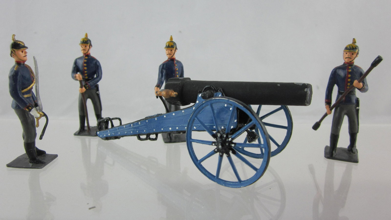 Maker Unknown Prussian Gunners & Cannon.: UNBOXED Prussian Army circa 1870 Gunners with cannon, very similar to Mignot figures. Tinplate gun trail, cast barrel on gun, detailed paintwork. 5 pieces. Condition excellent, chip on gun barrel. Cha