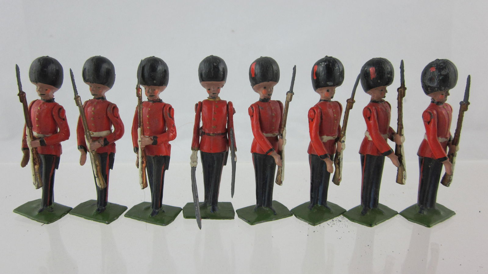 Britains Set #205 Coldstream Guards At Present. (1 of 1)