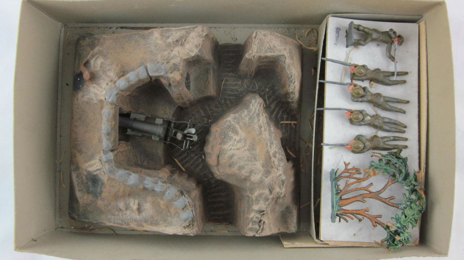 Heyde WWI Trench Warfare American Snipers.: Boxed 48mm Heyde WWI American Infantry in firing poses with tree, tinplate machine gun & wonderful paper mâché trench fortification. 8 pieces in matt paint circa 1930s. Condition very good. Box is f