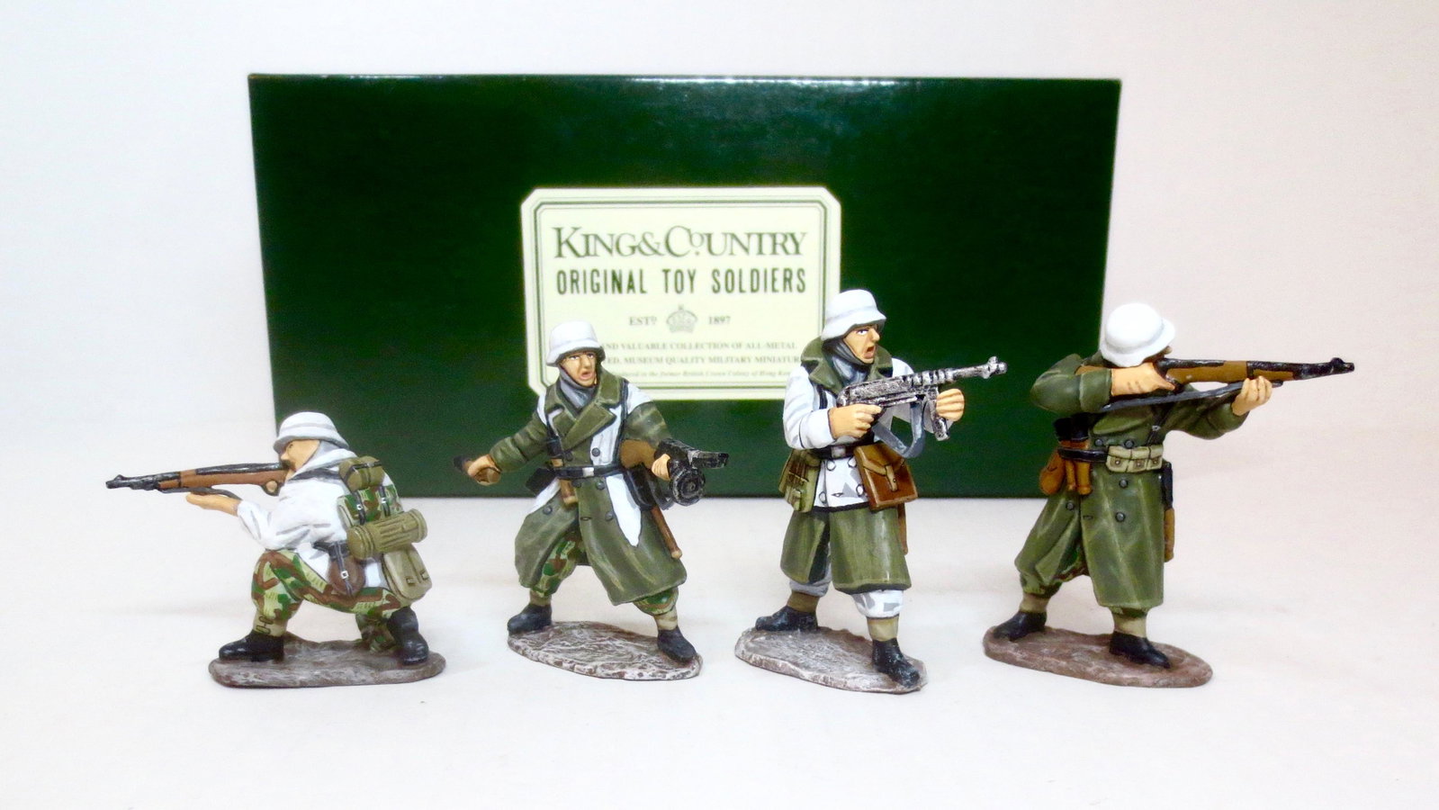 King & Country #WS017(W) Panzer Grenadiers: German Grenadiers in winter. 4 pieces. Retired set. Near mint condition. Box excellent.