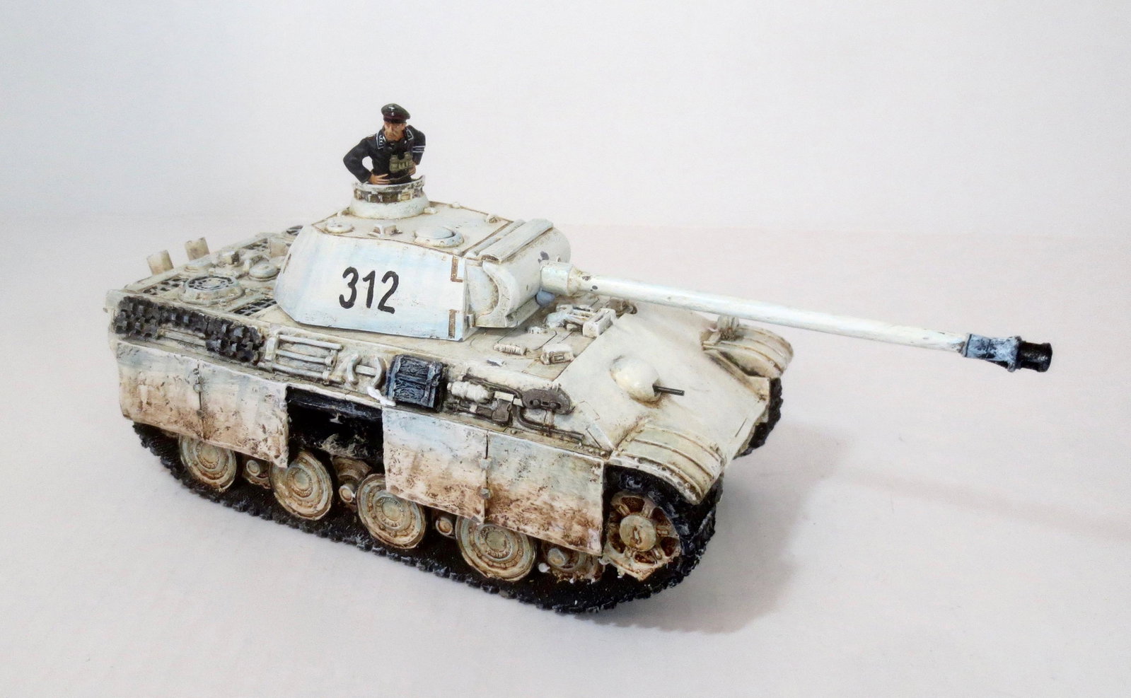 King & Country #WS023(W) Winter Panther Ausf G: Retired set. 4 pieces. Fair condition (gun does not stay securely in turret). Comes in a plain white K&C packing box.