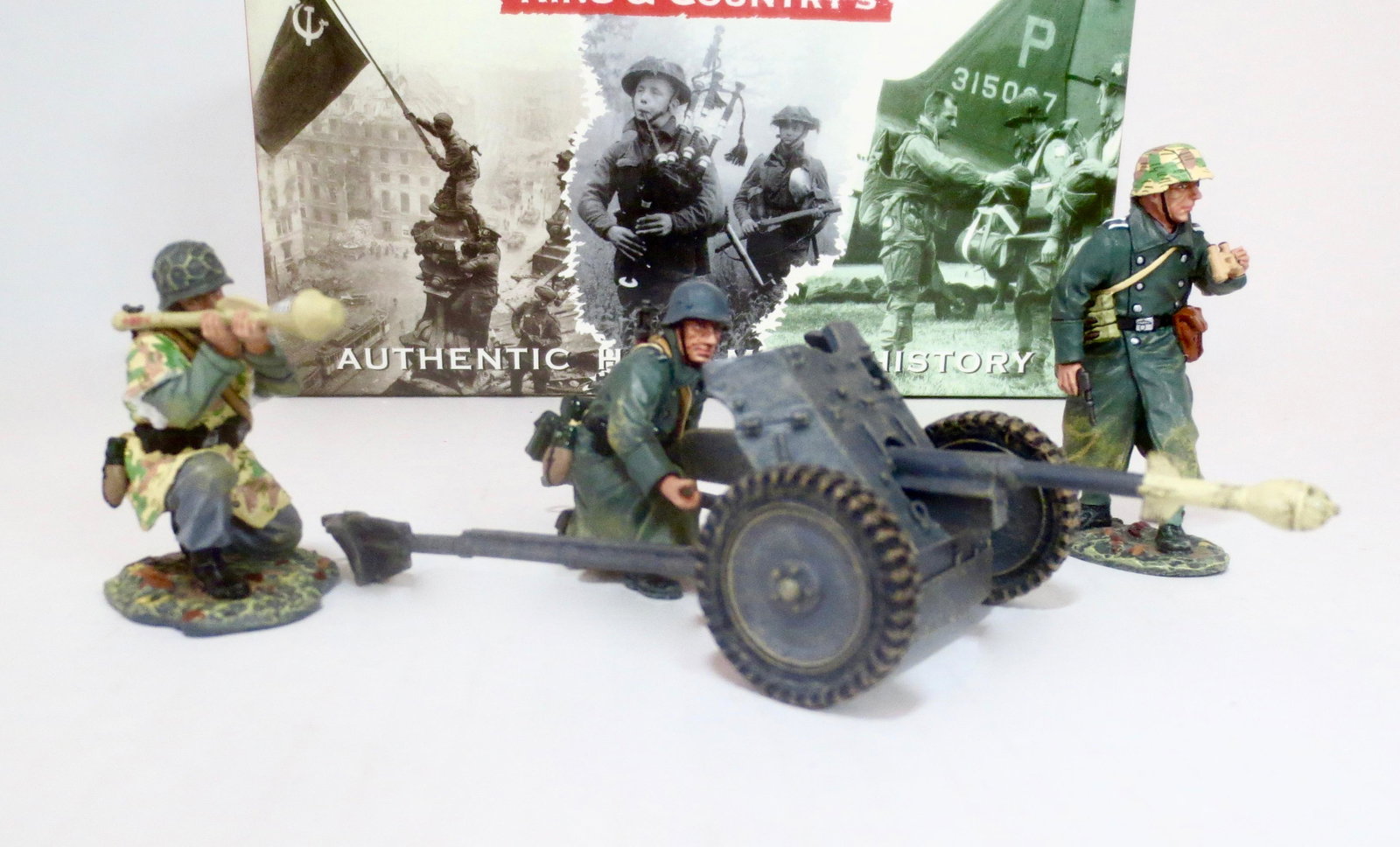 King & Country #WS066 Anti-Tank Gun Set: Two “Volksgrenadiers” man a small 37mm Anti-Tank Gun Specially modified to fire the Panzerfaust rocket. Another kneeling Grenadier is shoulder-firing the same weapon. 4 pieces. Retired set. Near m