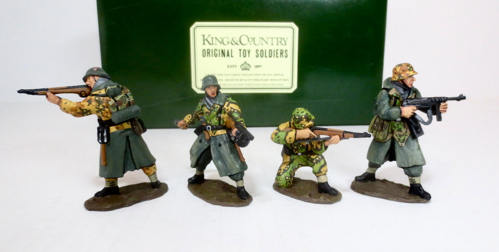 King & Country #WS017 Panzer Grenadiers: German Army Panzer Grenadiers attacking. 4 pieces. Retired set. Box excellent.