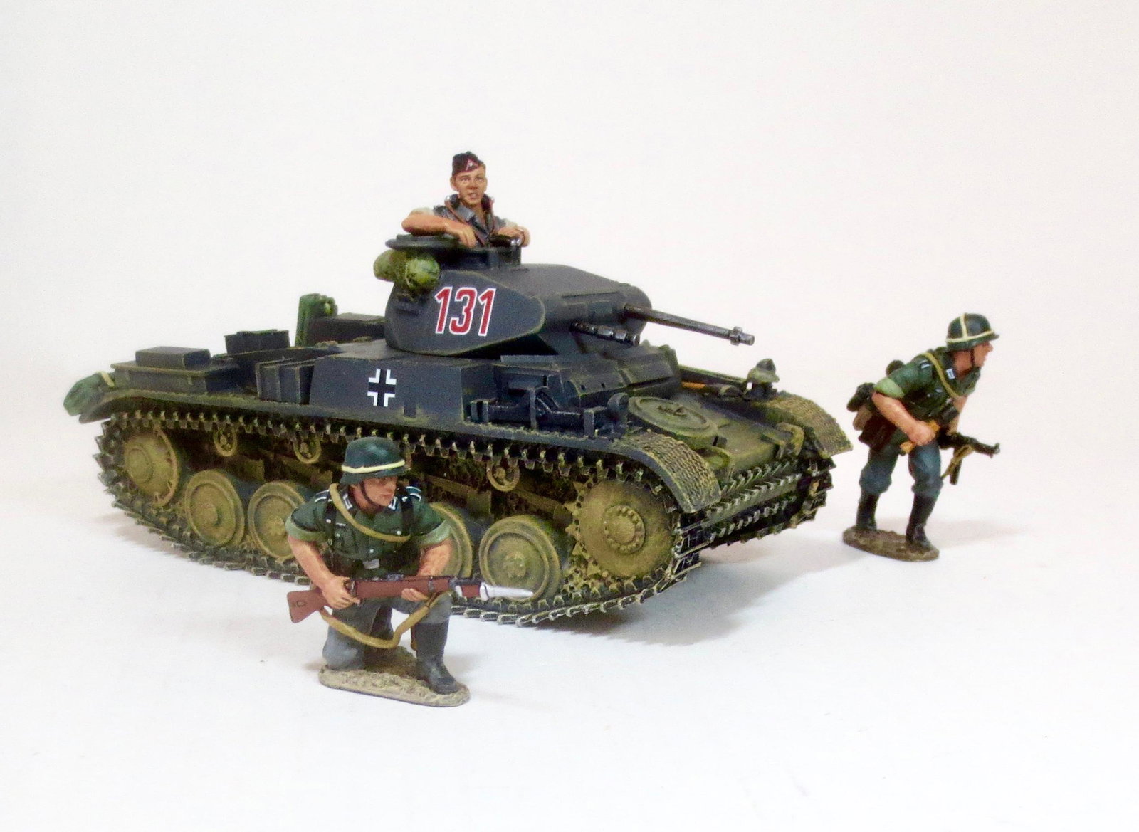 King & Country #WS041 Panzer MKII: PANZER II Infantry Support Tank. This early war model mounted a 2cm Cannon and an MG34 Machine Gun in the turret. 5 pieces. Retired set. Near mint condition. Box excellent.