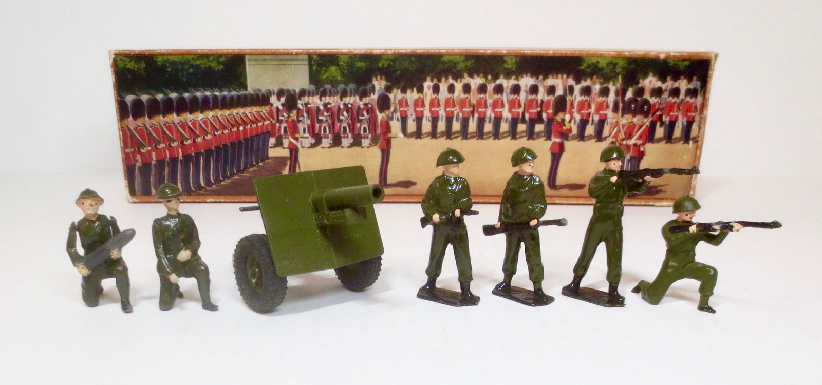 Britains #50s Infantry in Battle Dress with Gun: Post war issue. 7 pieces (comes with two added figures). Excellent to good condition (one missing bayonet). Box very good (two top corner splits).