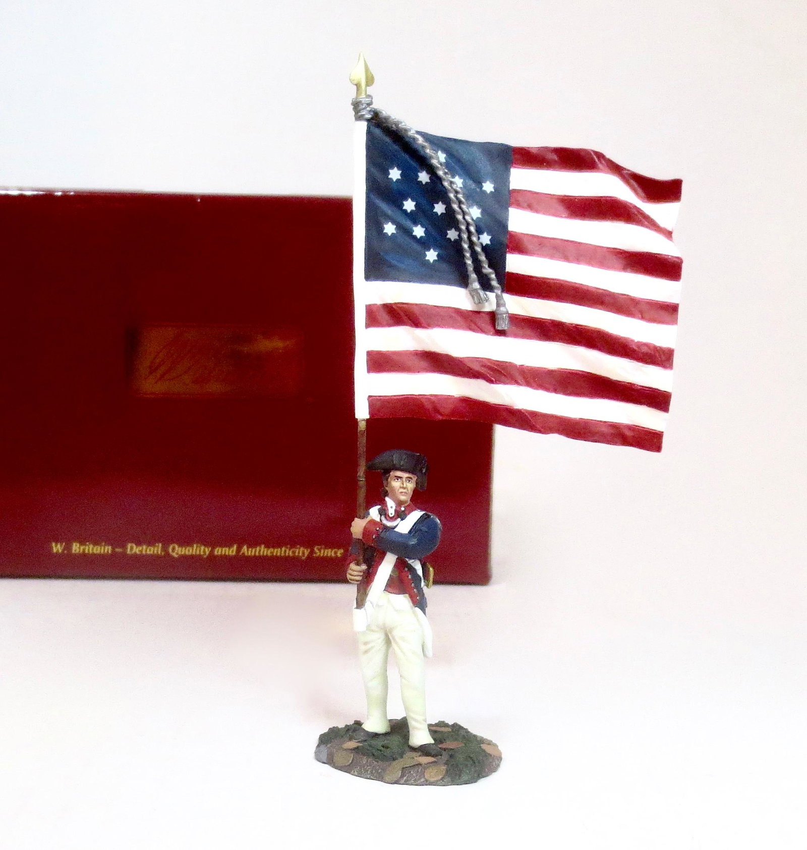 Britains #16038 Continental Ensign with Color: Heroic figure carrying the Stars and Stripes. 1 piece. Near mint condition. Box excellent.