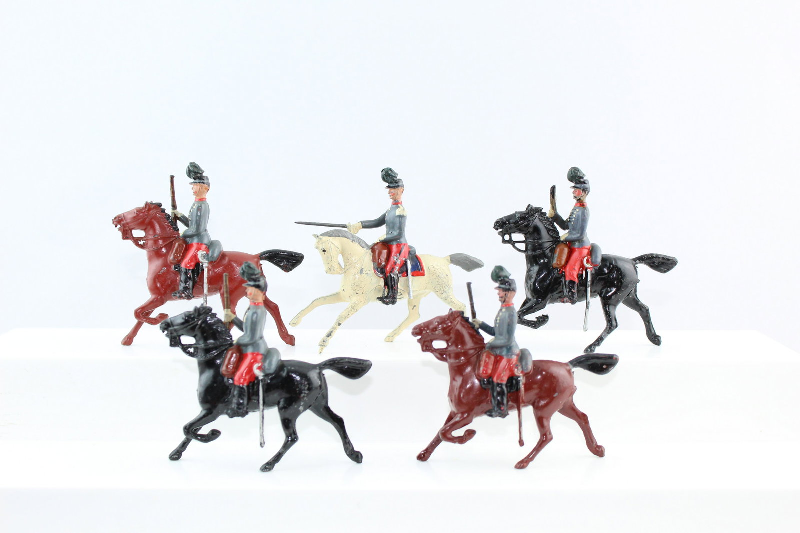 Britains set #139 French Chasseurs a Cheval: Prewar with officer (missing end of scabbard) and four troopers with carbines. 5 pieces. Condition very good, with few chips on horses' legs, no box.