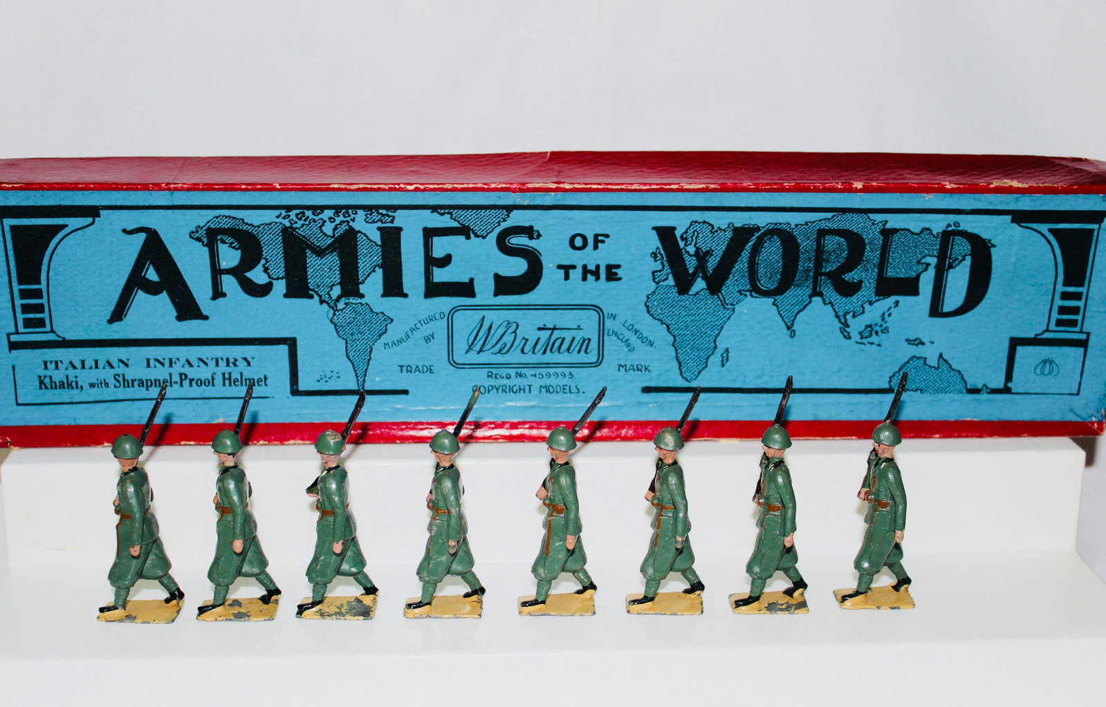 Britains set #1435 Italian Infantry: Prewar set marching in shrapnel-proof helmets. 8 pieces. Condition very good, in very good Armies of the World box, no tie-card.