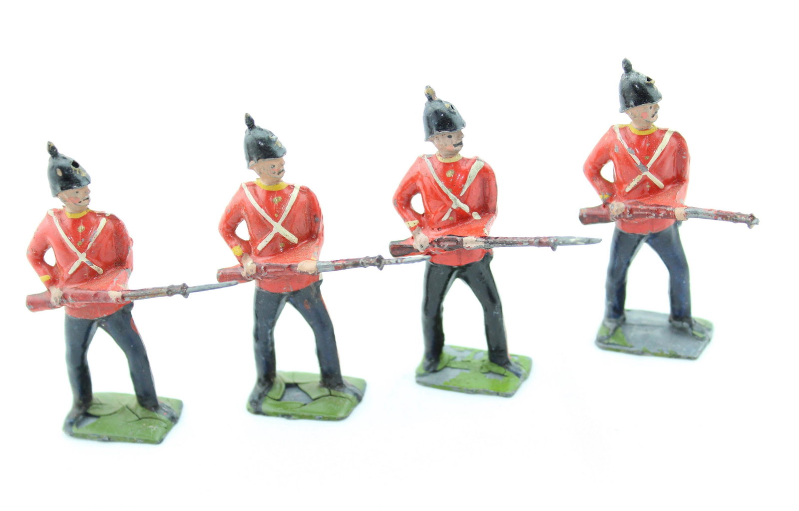 From Britains #16 East Kent Regt. (Buffs): Prewar (1934-41) full-trousered version. 4 pieces. Condition good/very good, one missing bayonet. No box.