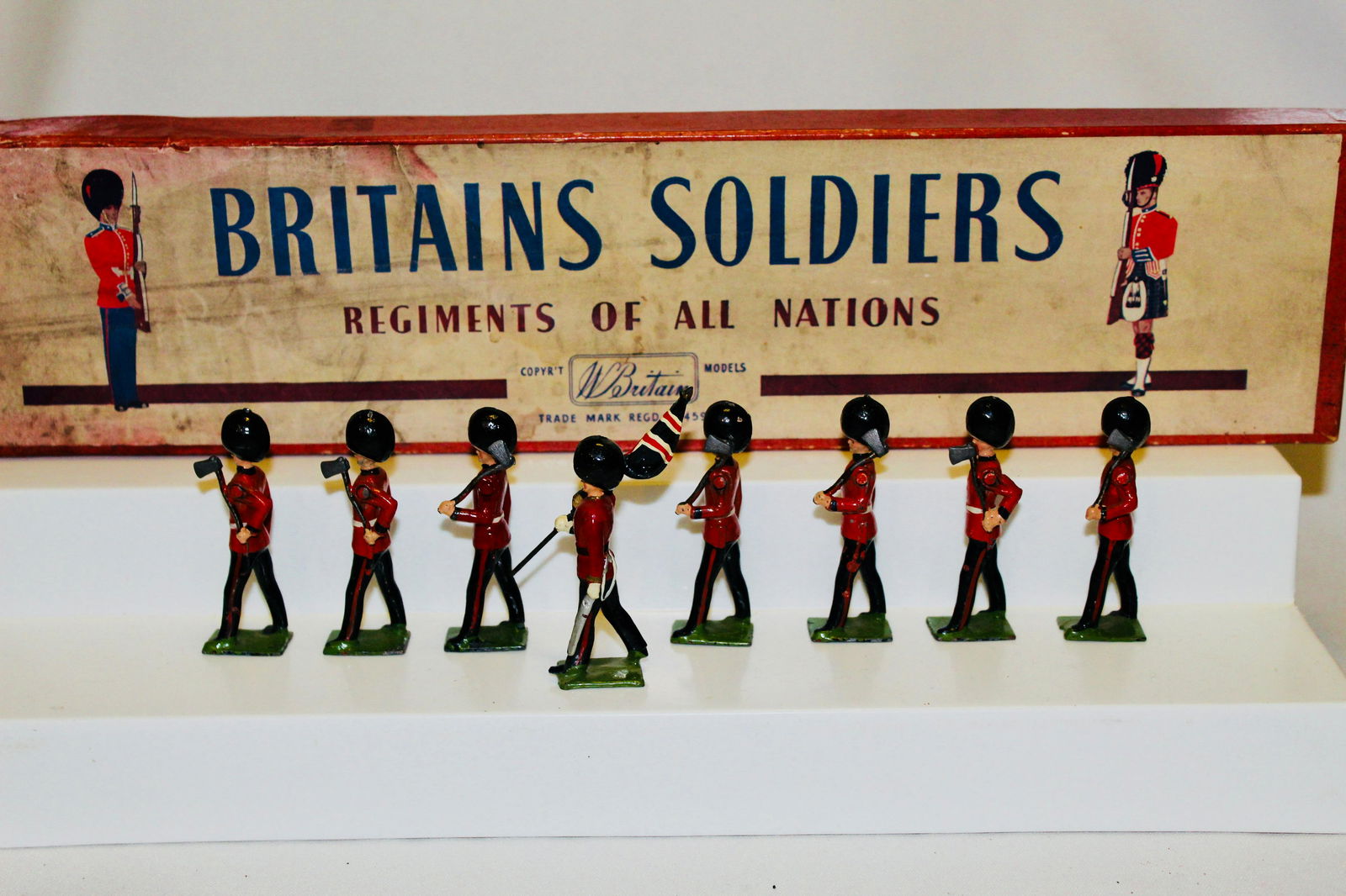 Britains set #82 Colors & Pioneers Scots Guards (1 of 1)