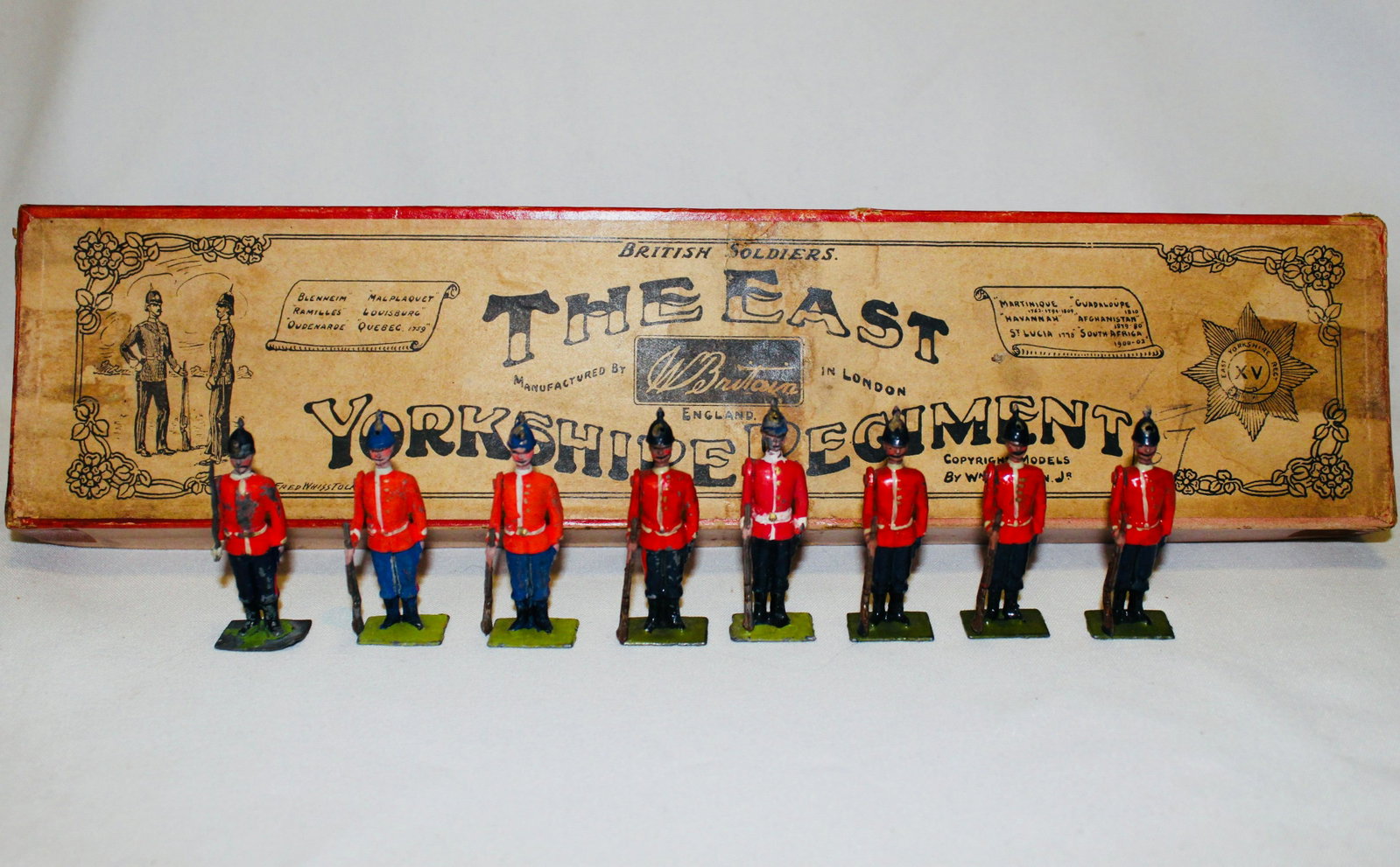 From Britains 113 East Yorkshire Regiment: Prewar set at attention. 8 pieces (plus one extra with no rifle arm, not pictured). Condition fair. Earlier version rifles held away from body. 5 original gloss paint, 3 matte/repainted including conv