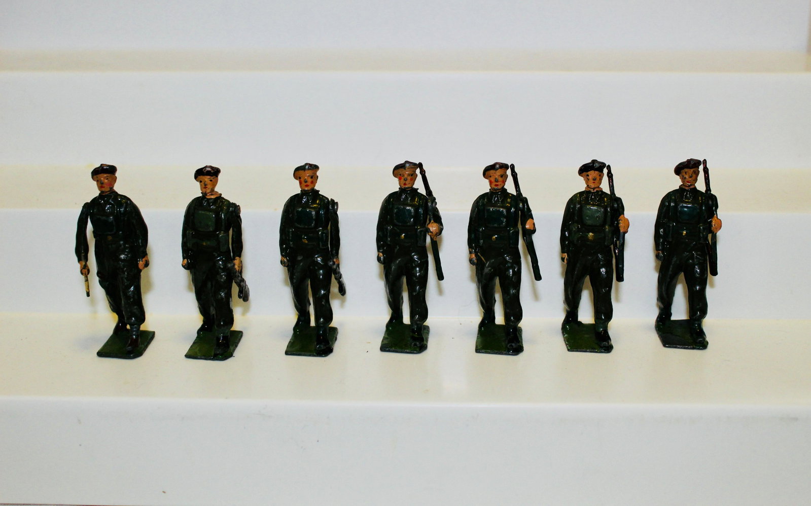 From Britains set #2010 Airborne Infantry: Postwar. Officer with swagger stick, two Bren Gun at trail, four with slung rifles. Condition good/very good. No box.
