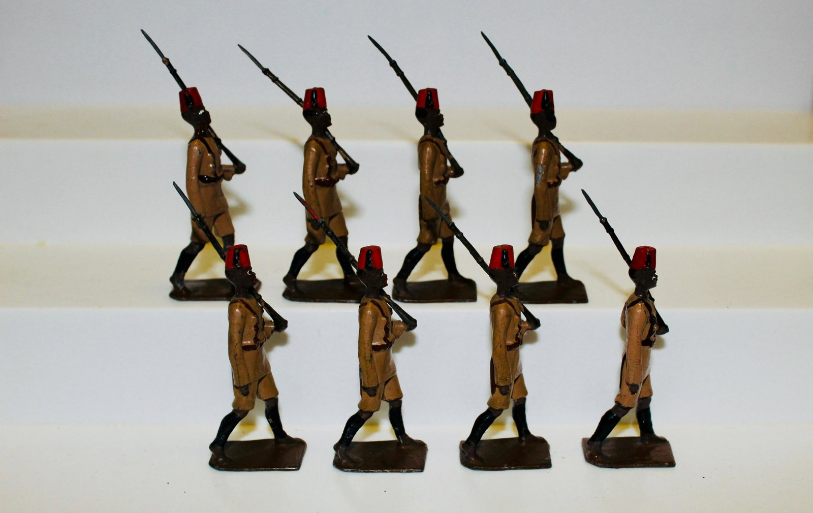 Britains set #225 King's African Rifles: Prewar set. 8 pieces. Condition excellent, one arm loose. No box.