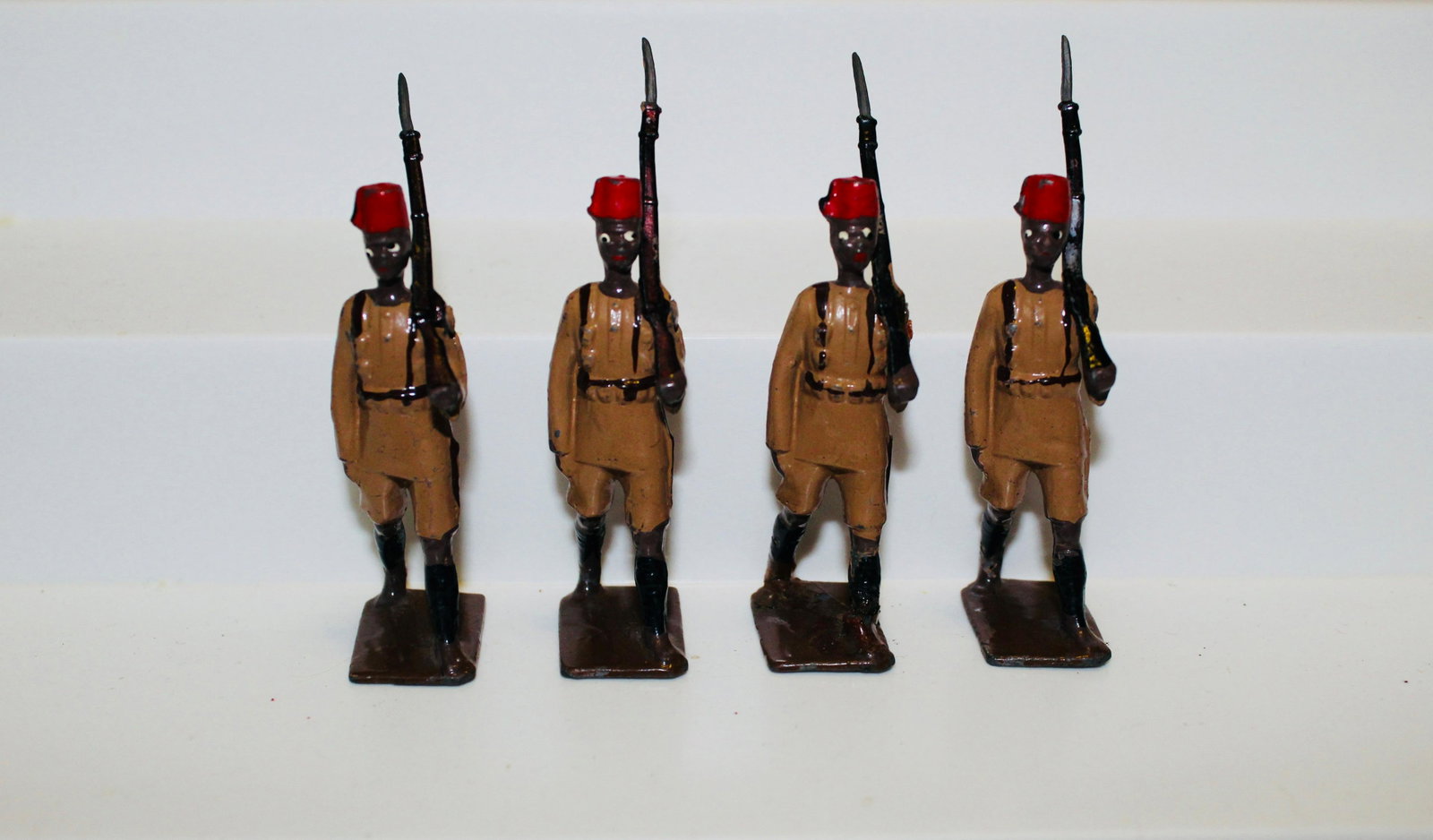 From Britains set #225 King's African Rifles: Prewar. 4 pieces. Condition excellent. No box.