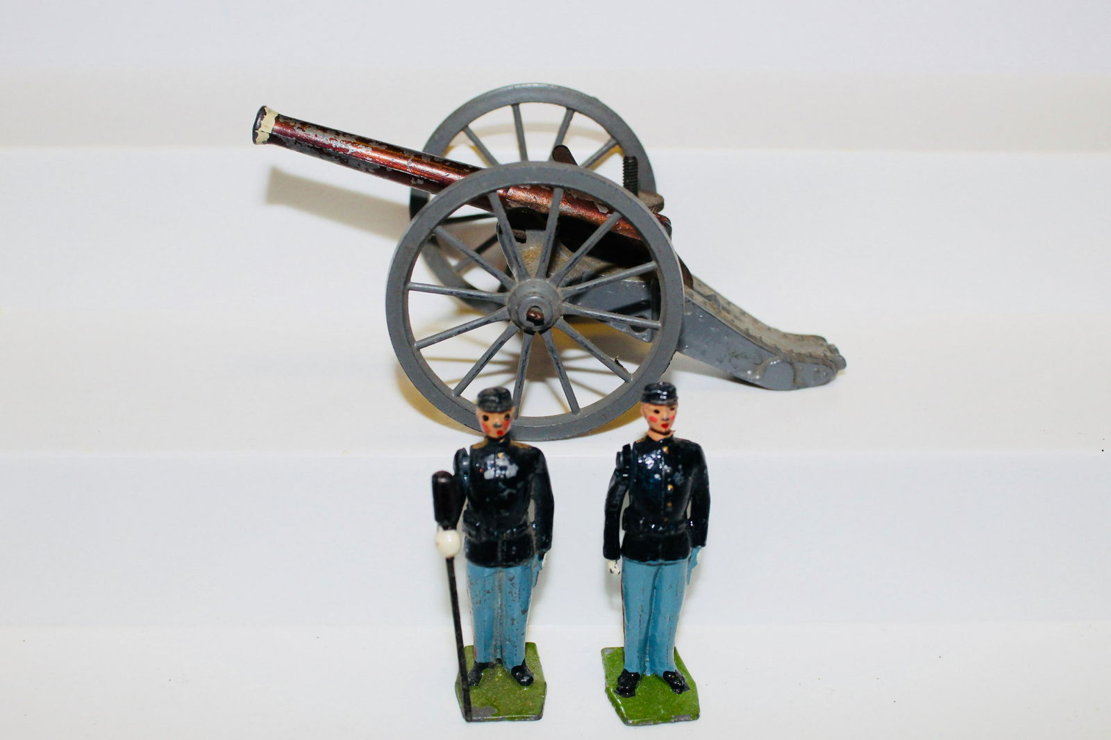 Britains set #2057 Union Artillery: Postwar. 3 pieces. Condition good/very good, chips on gun barrel and blemishes on coats. No box