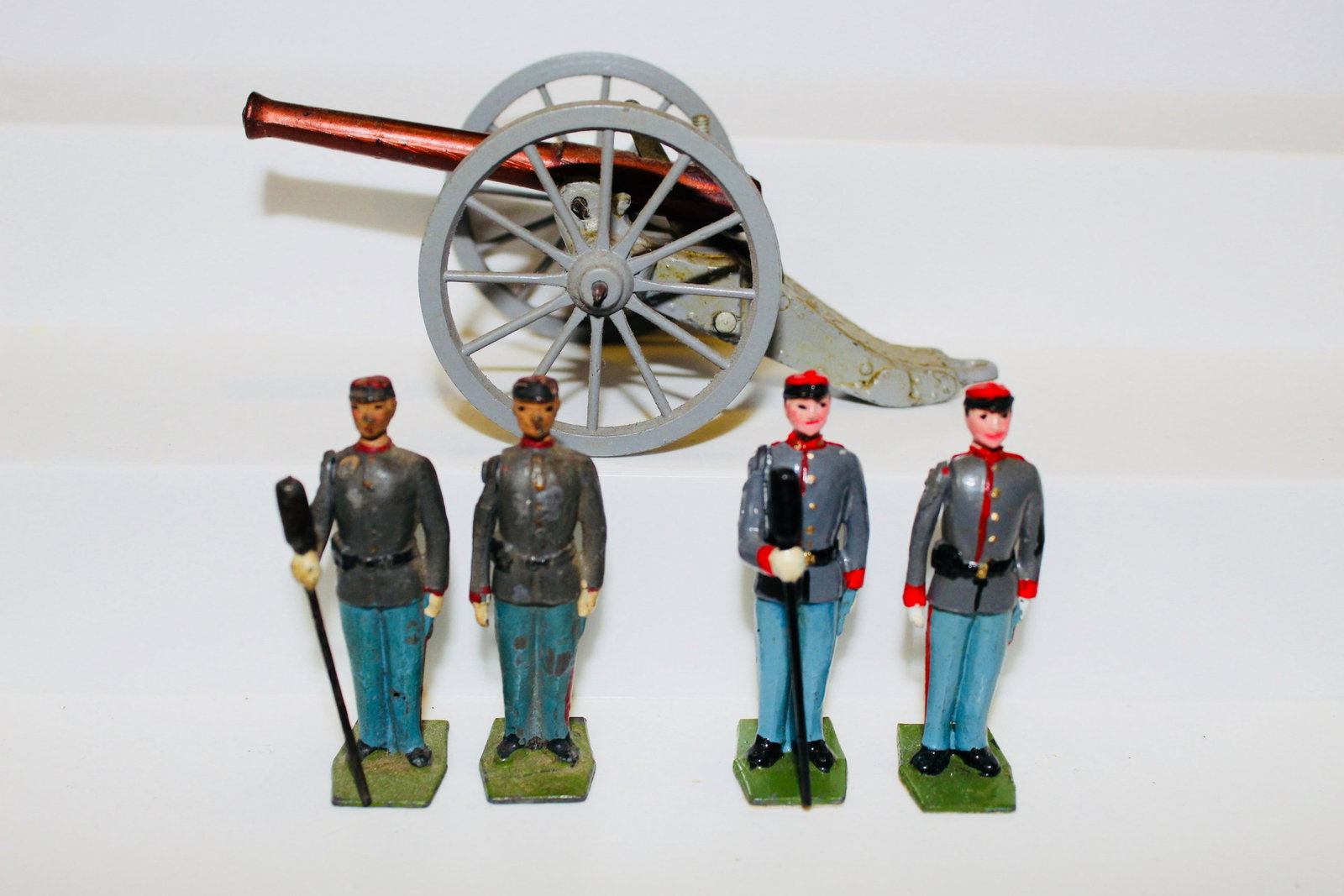 Britains set #2058 Confederate Artillery: Postwar. 5 pieces, full set with extra two-man crew. Gun excellent, two-man crew paint-marred, faded, other two-man crew likely repainted. No box.