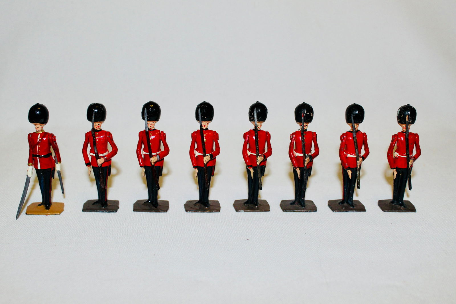 Britains set #2078 Irish Guards at present (1 of 1)
