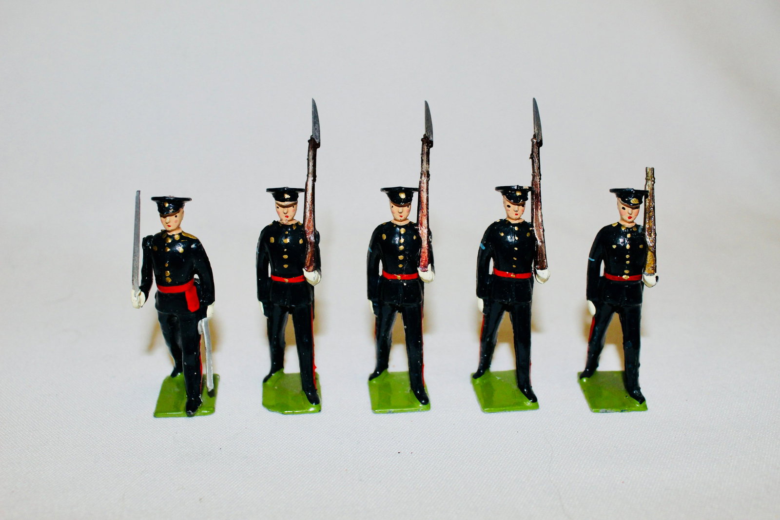 From Britains set #2089 Gloucestershire Regiment: Scarce Postwar marching figures. 5 pieces. Officer and four troopers. Condition good/very good, one rifle end and bayonet missing. No box.