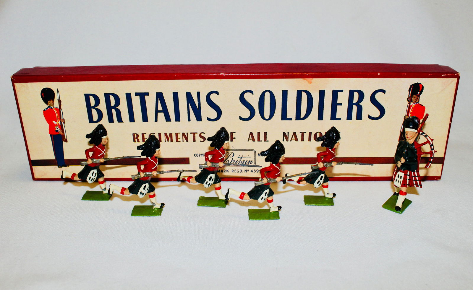Britains set #11 Black Watch charging w/piper (1 of 1)