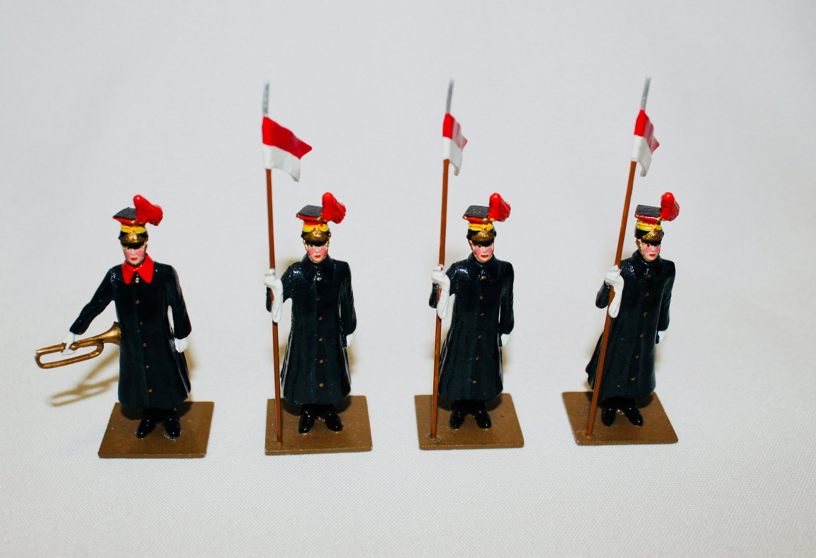Yeomanry Miniatures 12th Lancers, winter cloaks: Scarce 54 mm lancers in winter dress. 4 pieces, with trumpeter (missing mouthpiece). Condition excellent. No box.