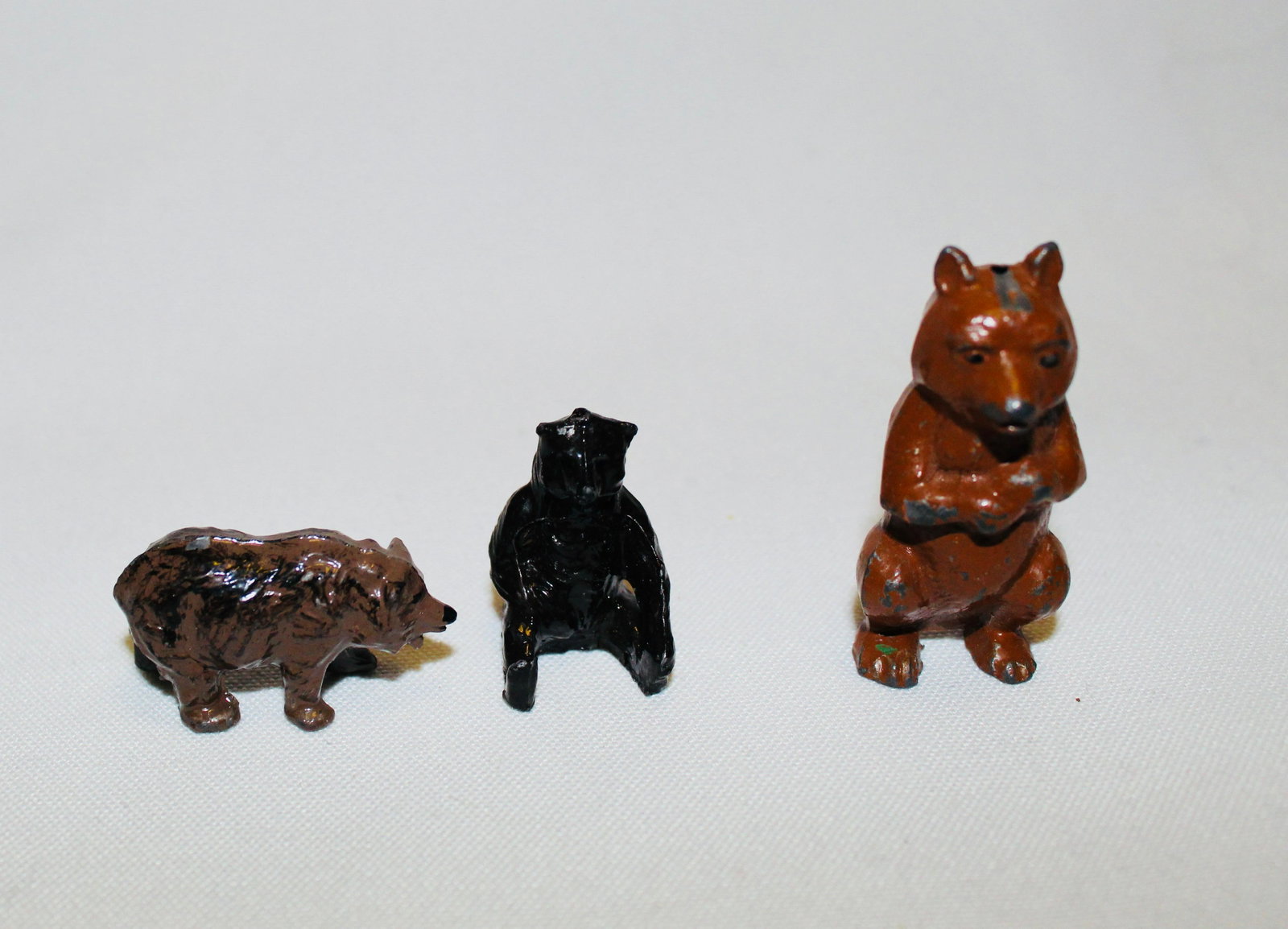 Britains Zoo #936 Bear Cubs and other Bear: Britains postwar zoo and other. 3 pieces. Condition very good. #936 walking Bear Cub, #936 sitting Bear Cub, and unknown sitting bear. No box