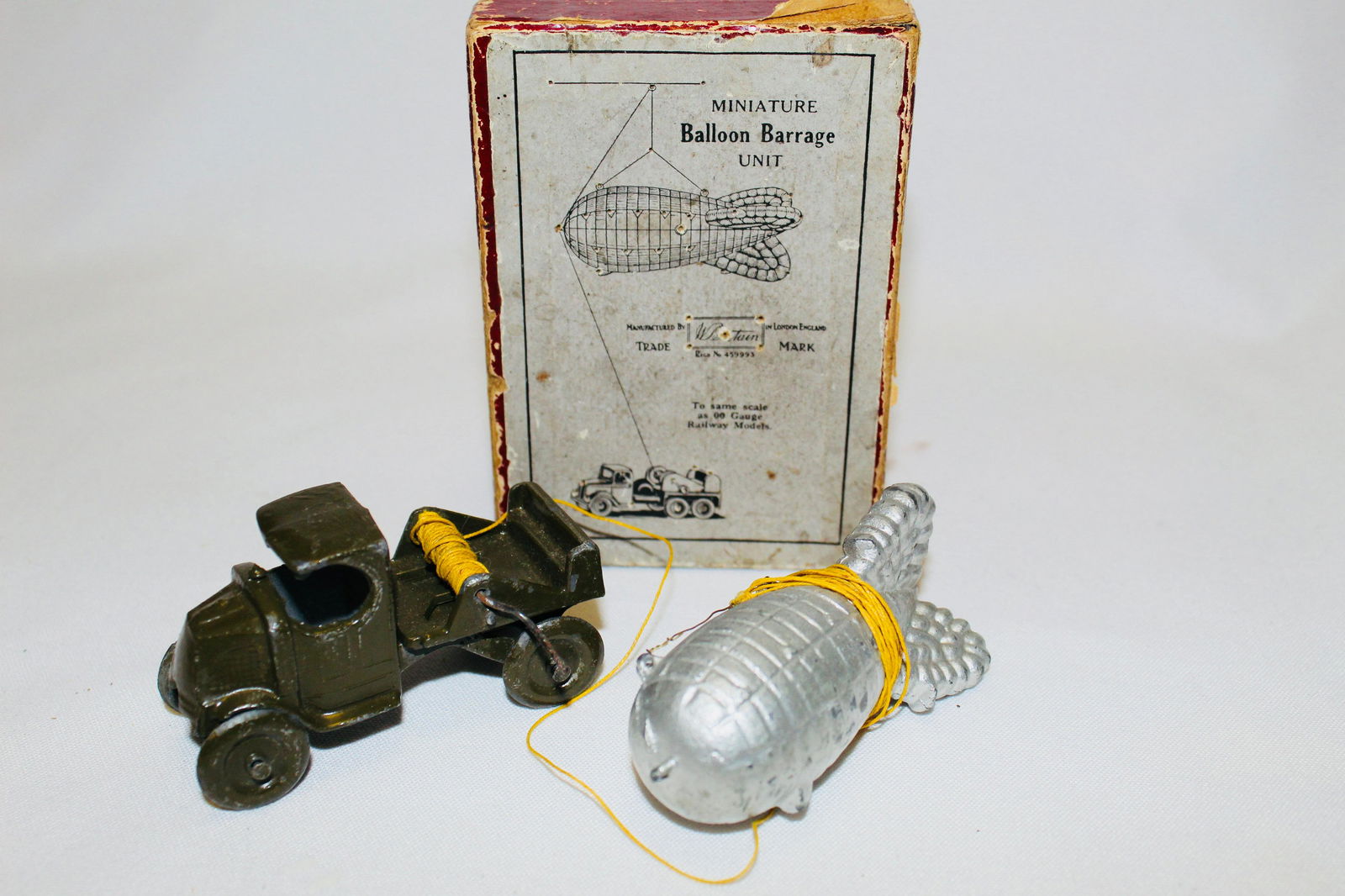 Britains #1855 Miniature Balloon Barrage Unit (1 of 1)