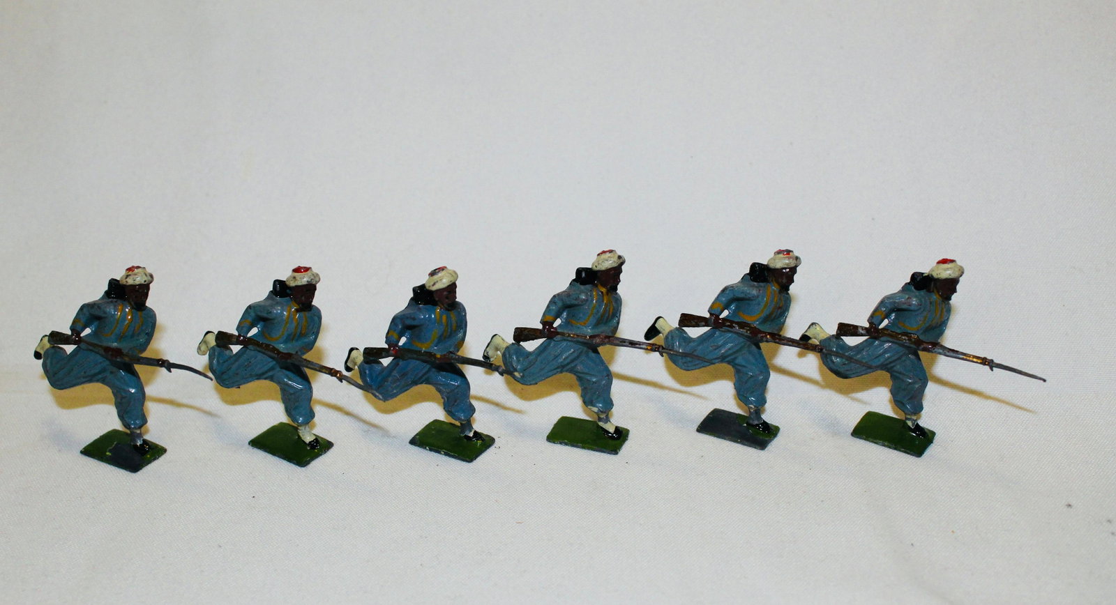 From Britains set #191 French Turcos: Prewar. 6 pieces. Condition very good, one short bayonet. No box.