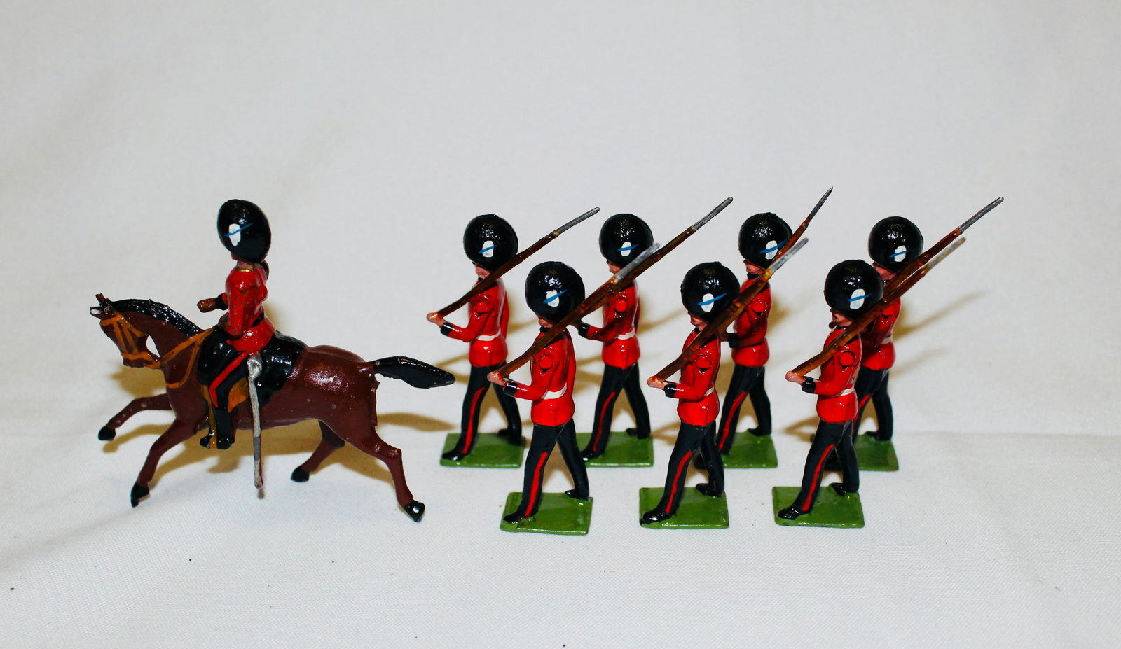 Britains set #253 Welsh Guards with Officer (1 of 1)