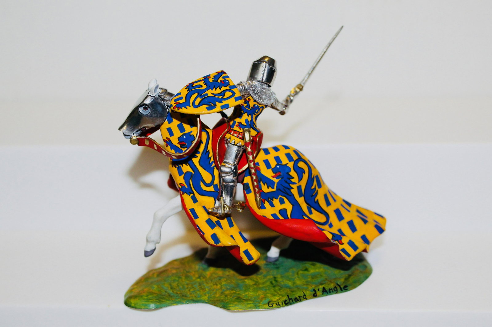 Rodden mounted knight Guichard D'Angle: Rodden mounted knight, 54 mm. 1 piece. Guichard D'Angle (French) Poitiers 1356. Mint with original box. Signed, made April 2009