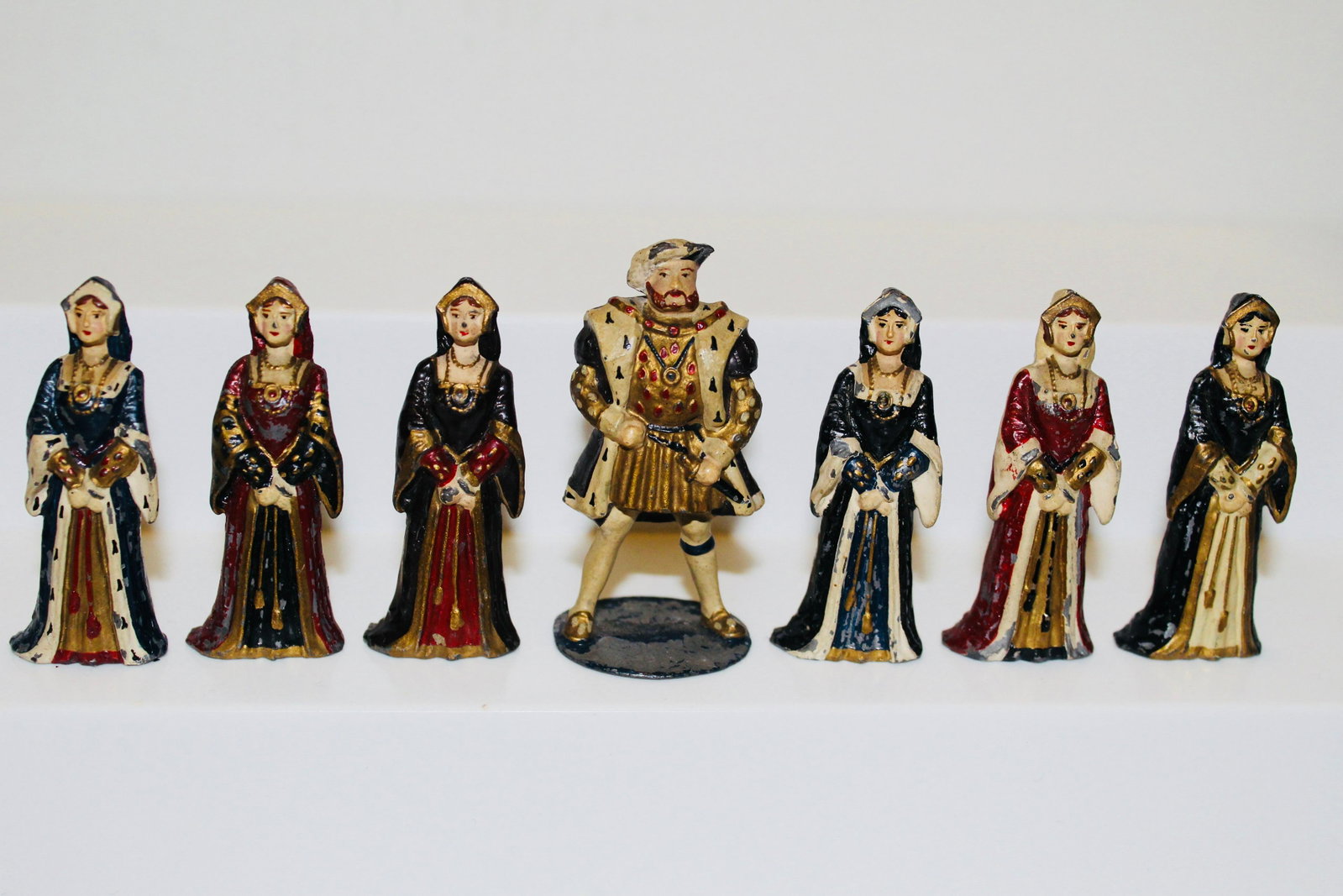 Courtenay Henry VIII and his Six Wives: Courtenay foot figures, 54 mm. 7 pieces. English King Henry VIII and his Six Wives. Condition very good, some paint loss to top of king's base and back of ladies' gowns.