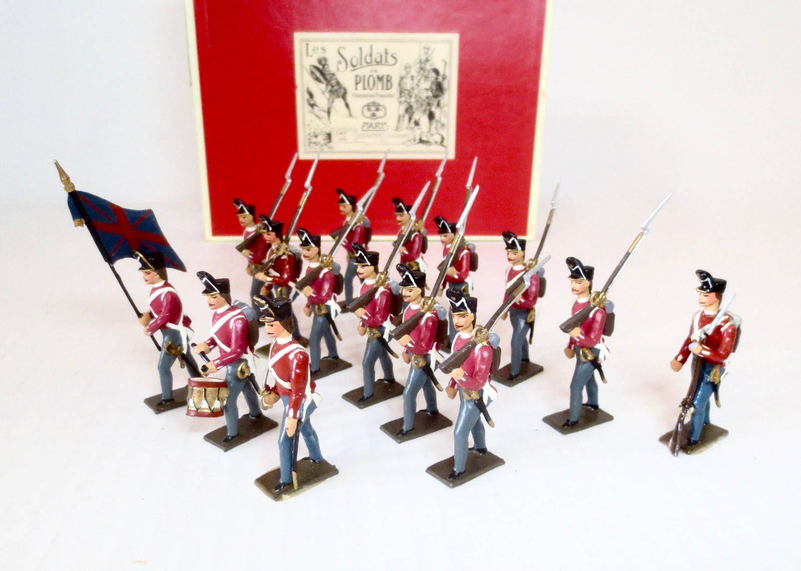 Mignot English Infantry of 1812: Post war issue. 15 pieces. Excellent to very good condition (one loose rifle). Box excellent.