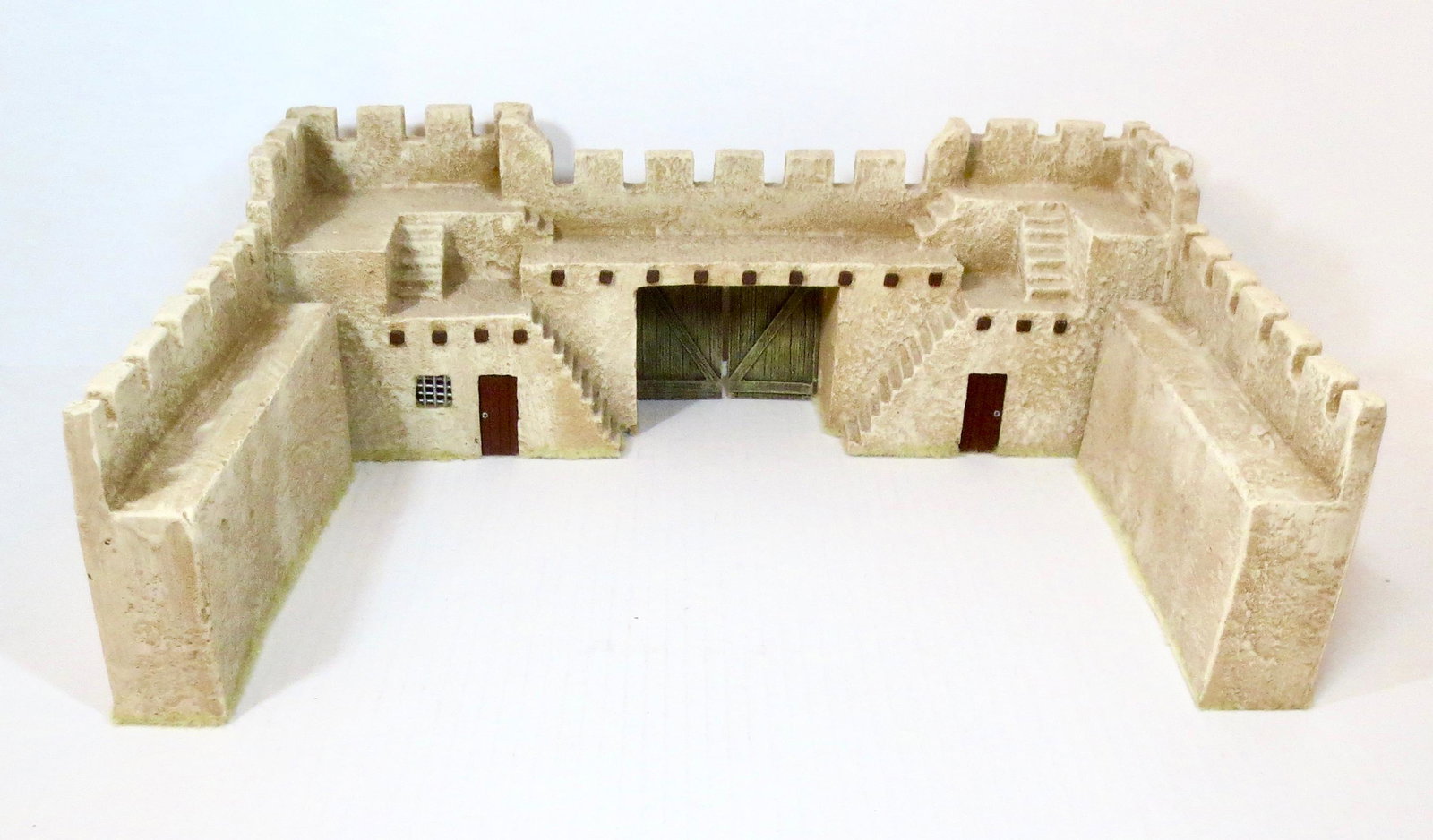 Resin Desert Fort for Dioramas: Measures about 17" long. Very good condition (rear doors are loose). Unboxed.