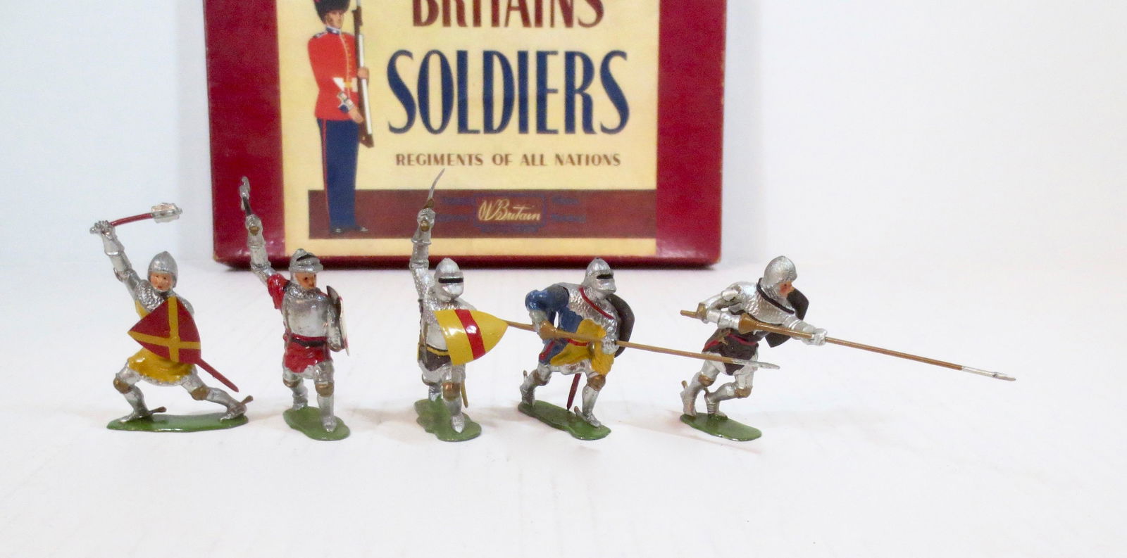 Britains #1664 Knights of Agincourt: Foot Knight. Post war issue with ROAN box. 5 pieces. Excellent condition. Box excellent.