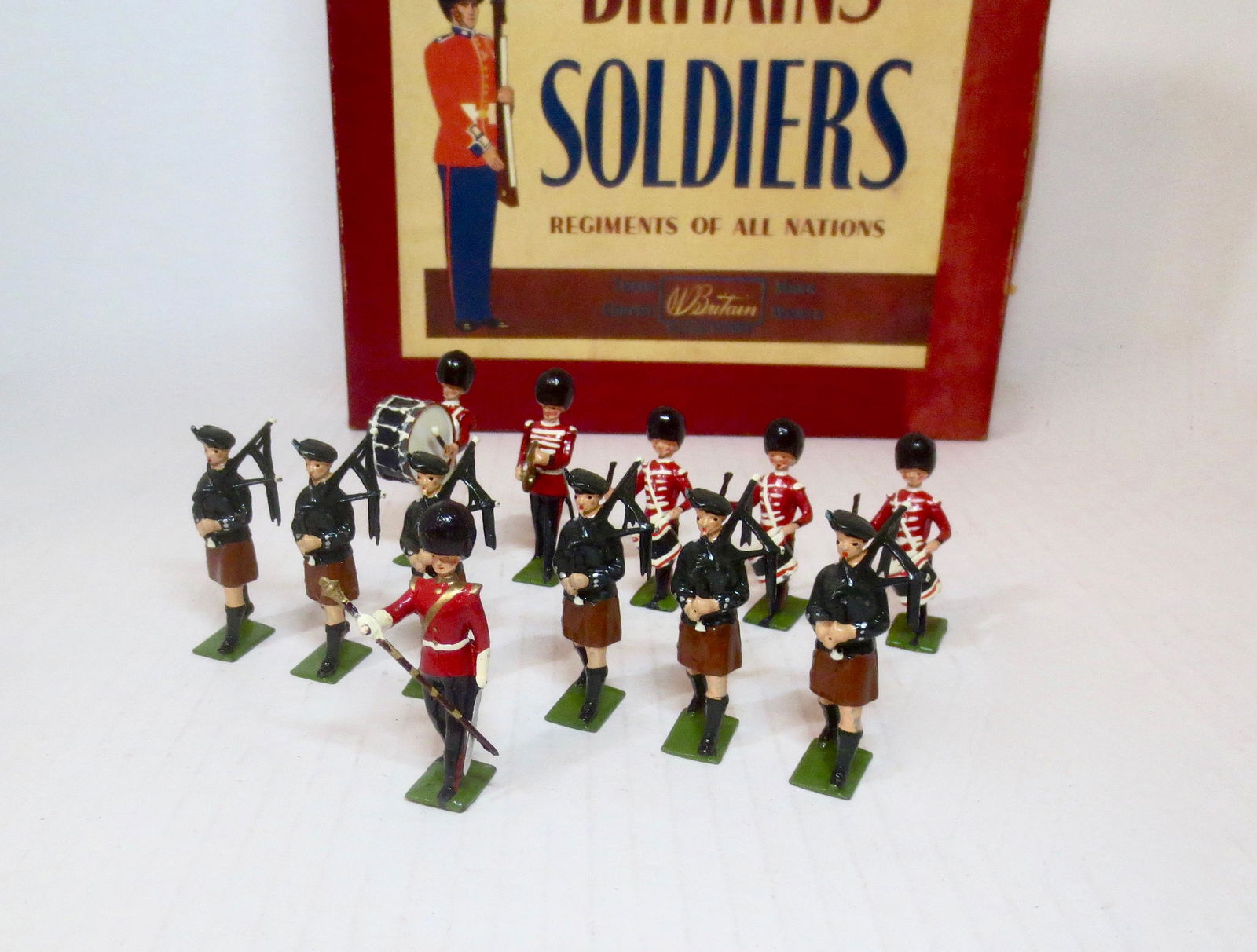 Britains #2096 Irish Guards Pipes & Drums (1 of 1)