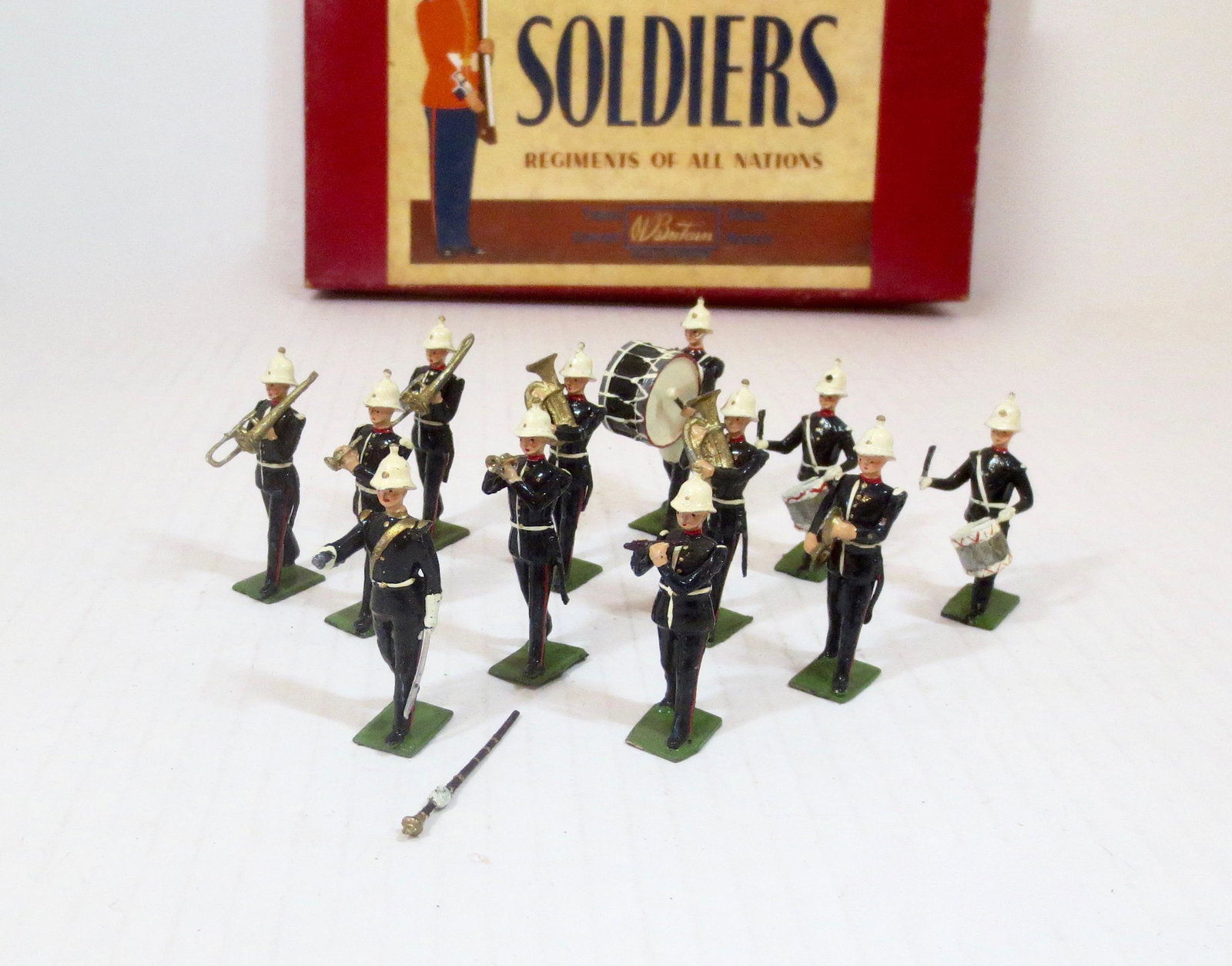 Britains #1291 Band of The Royal Marines: Post war issue, with original box. 12 pieces. Excellent overall condition (Band leader's mace hand broken). Box excellent.
