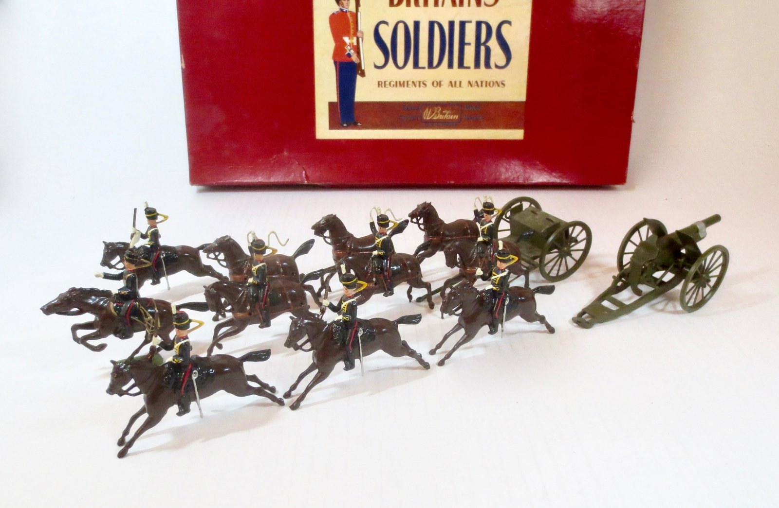 Britains #39 Royal Horse Artillery: At the Gallop with Officer and Escort. Post war issue, with ROAN box. 13 pieces, plus traces. Excellent condition. Box good, with some wear and repaired side tear.
