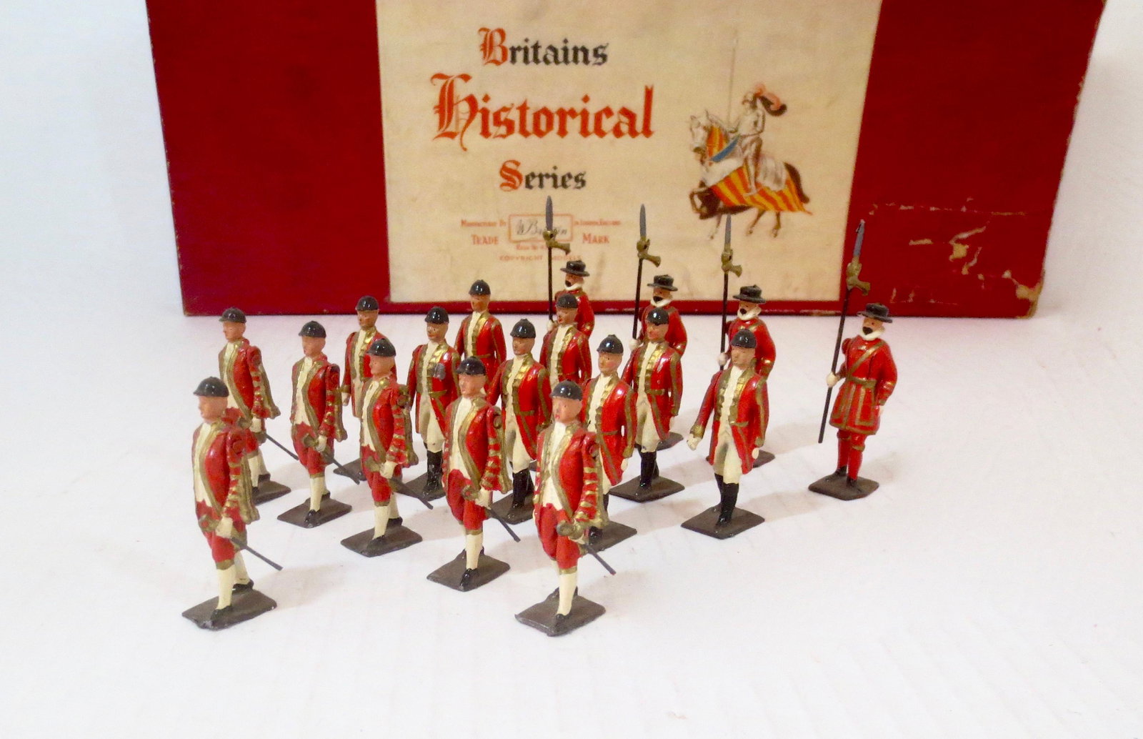 Britains #1475 Guards of the Royal Household: Beefeaters, Outriders and Footmen. Post war issue, with original Historical Series box. 18 pieces. Excellent condition. Box poor.