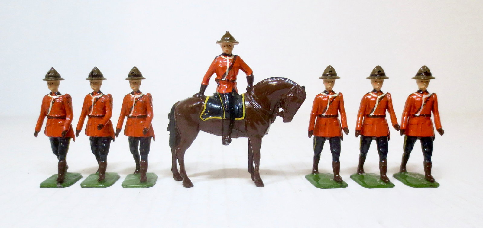 Britains #1554 Royal Canadian Mounted Police: RCMP's on foot with Mounted Officer. Post war issue, 1946-1966. 7 pieces. Excellent condition. Unboxed.