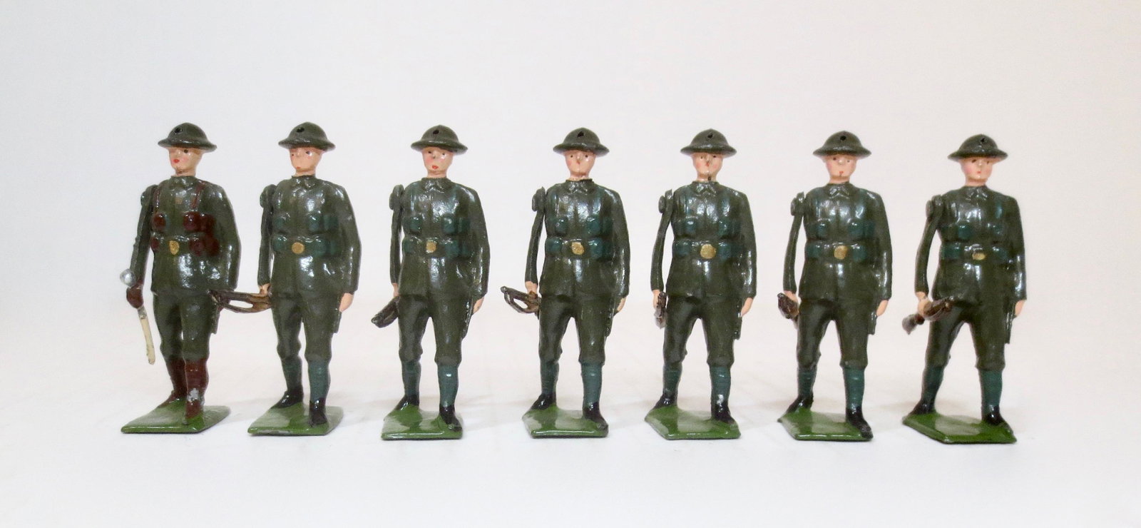 Britains #195 British Infantry: Post war issue. 7 pieces. Excellent condition. Unboxed.