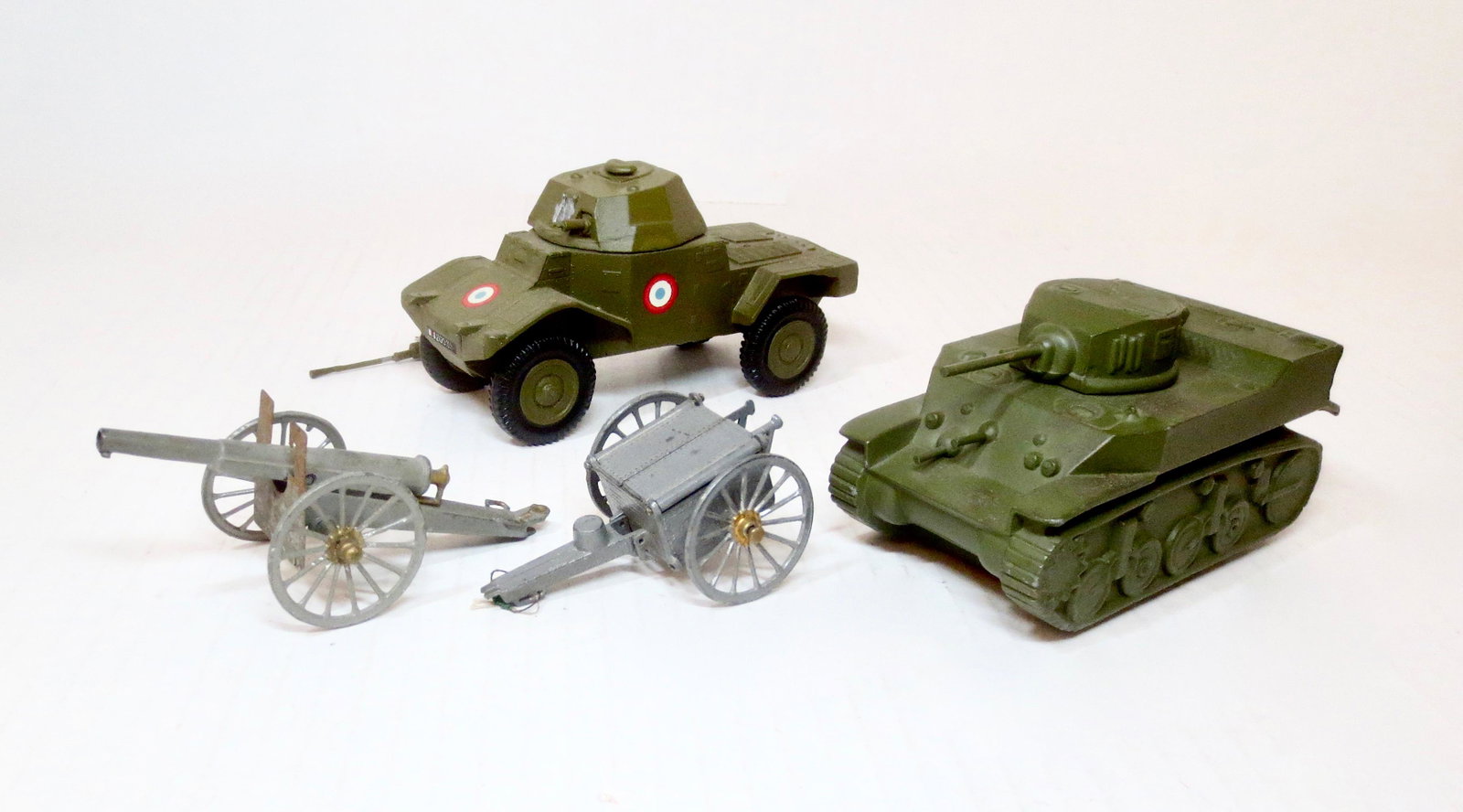 Assorted Dale and S.R. Tanks & Artillery: 4 pieces. Excellent to good condition (one loose gun barrel, included for repair). Unboxed.