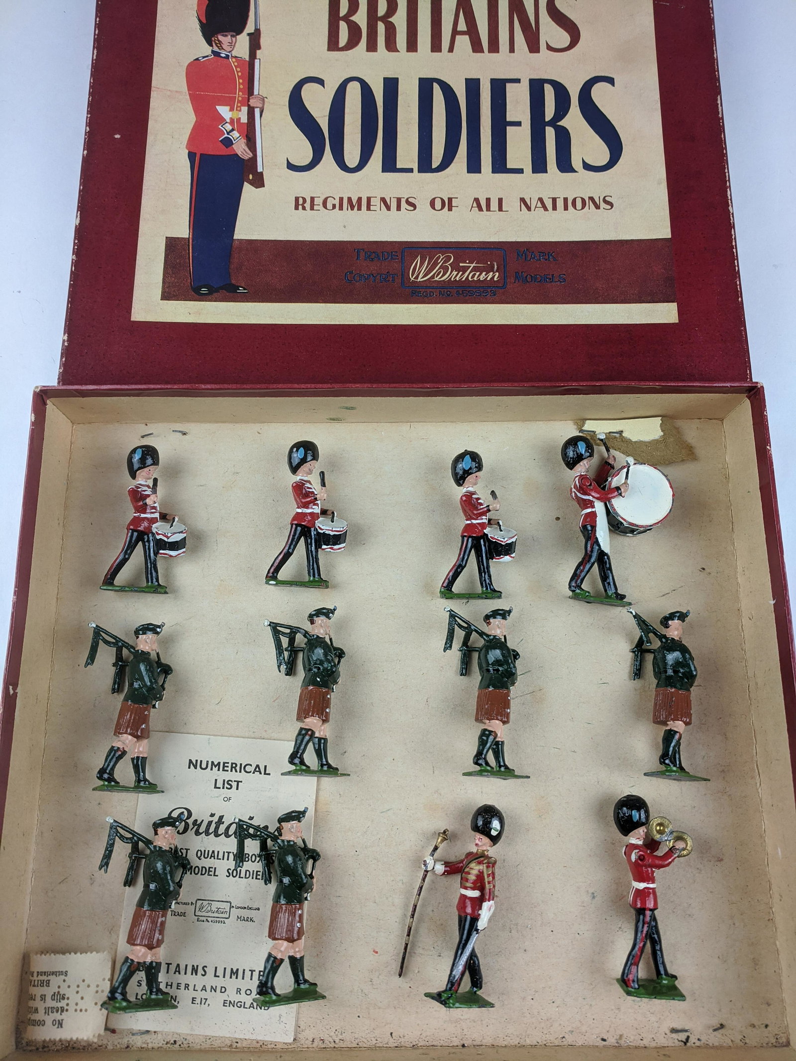 Britains #2096 Irish Pipers and Drums: 12 Pieces Condition Very Good (No Tie Card) Box Very Good