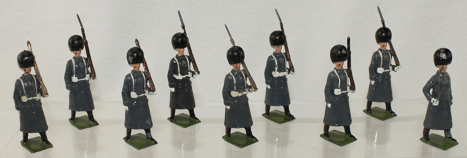 Britains Lot Grenadier Guards Marching (1 of 2)