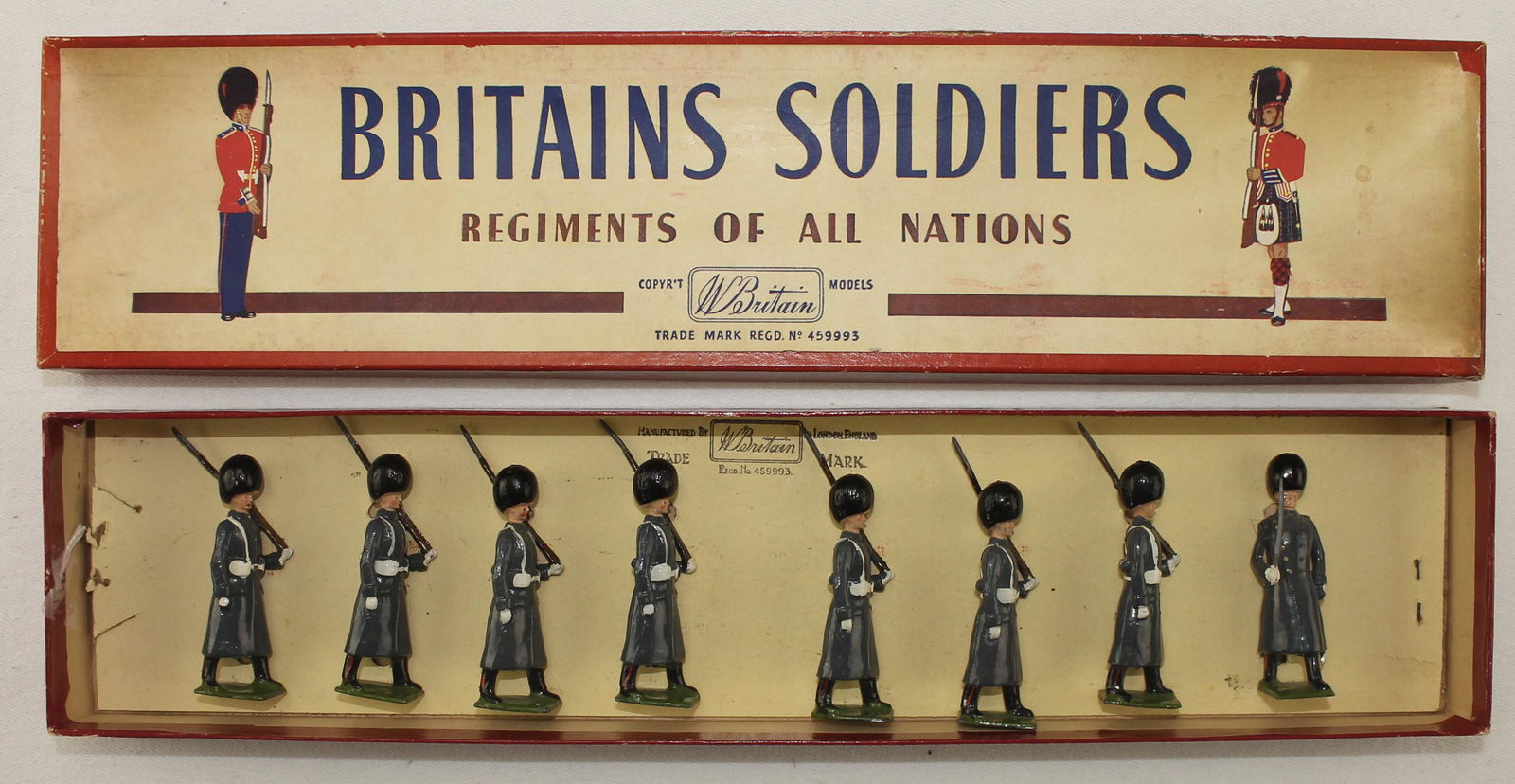 Britains Set Grenadier Guards  in Winter Coats (1 of 1)
