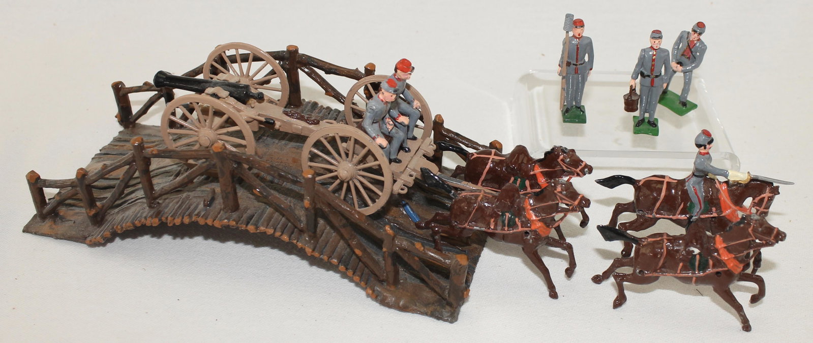 Lot ACW Confederate Gun Team with Bridge: American Civil War. Confederate Gun Team with Bridge. Lot includes Gun Team with Metal Bridge. Horses are Recast Britains . Maker Unknown. 12 Pieces. Condition Good . Lacking Horses Harnesses. No Box.