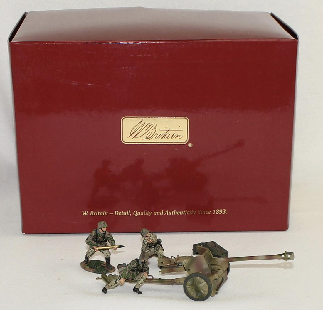 Britains Set PAK 40 Anti Tank Gun with Crew: World War II. Normandy. PAK 40 Anti Tank Gun with Crew. 5 Pieces. Condition Near Mint. Ammo Box Lid Broken But Present. Box Very Good.