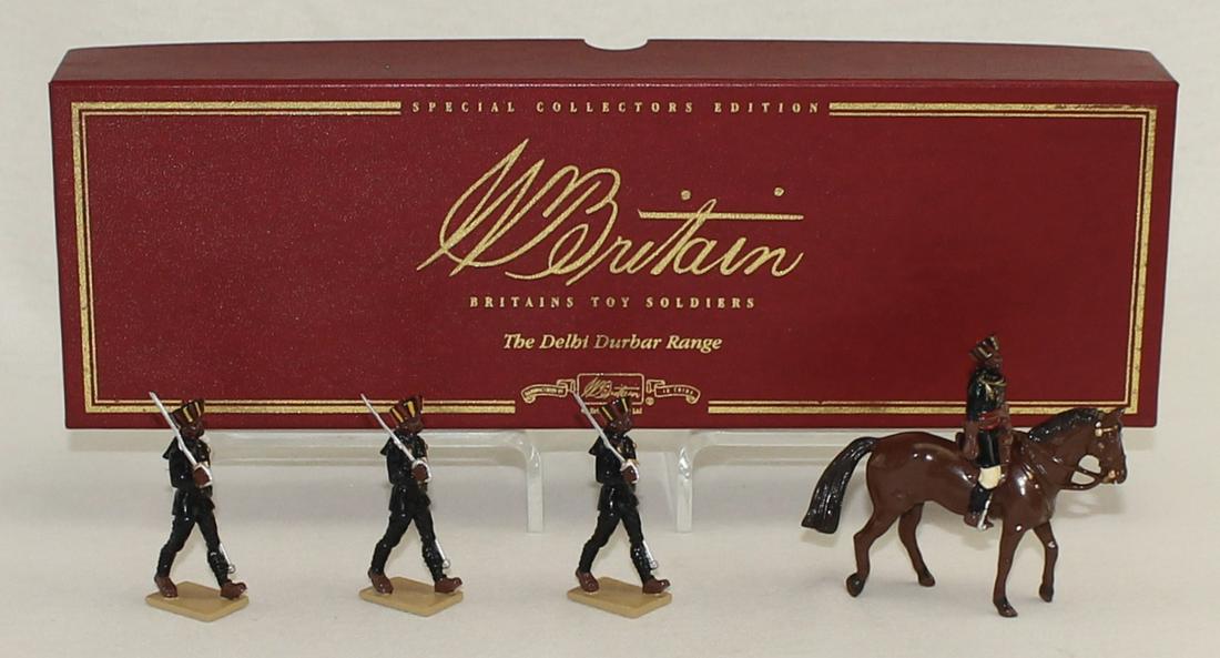 Britains Set Delhi Durbar Baroda's Gun Crew: W Britain Special Collectors Edition. Delhi Durbar. Barodas's Gun Crew with Officer. Set #00142. Companion Set for Gaekwar of Baroda's Gun offered in Next Lot. Tied In Box 5 Pieces. Condition Near Min