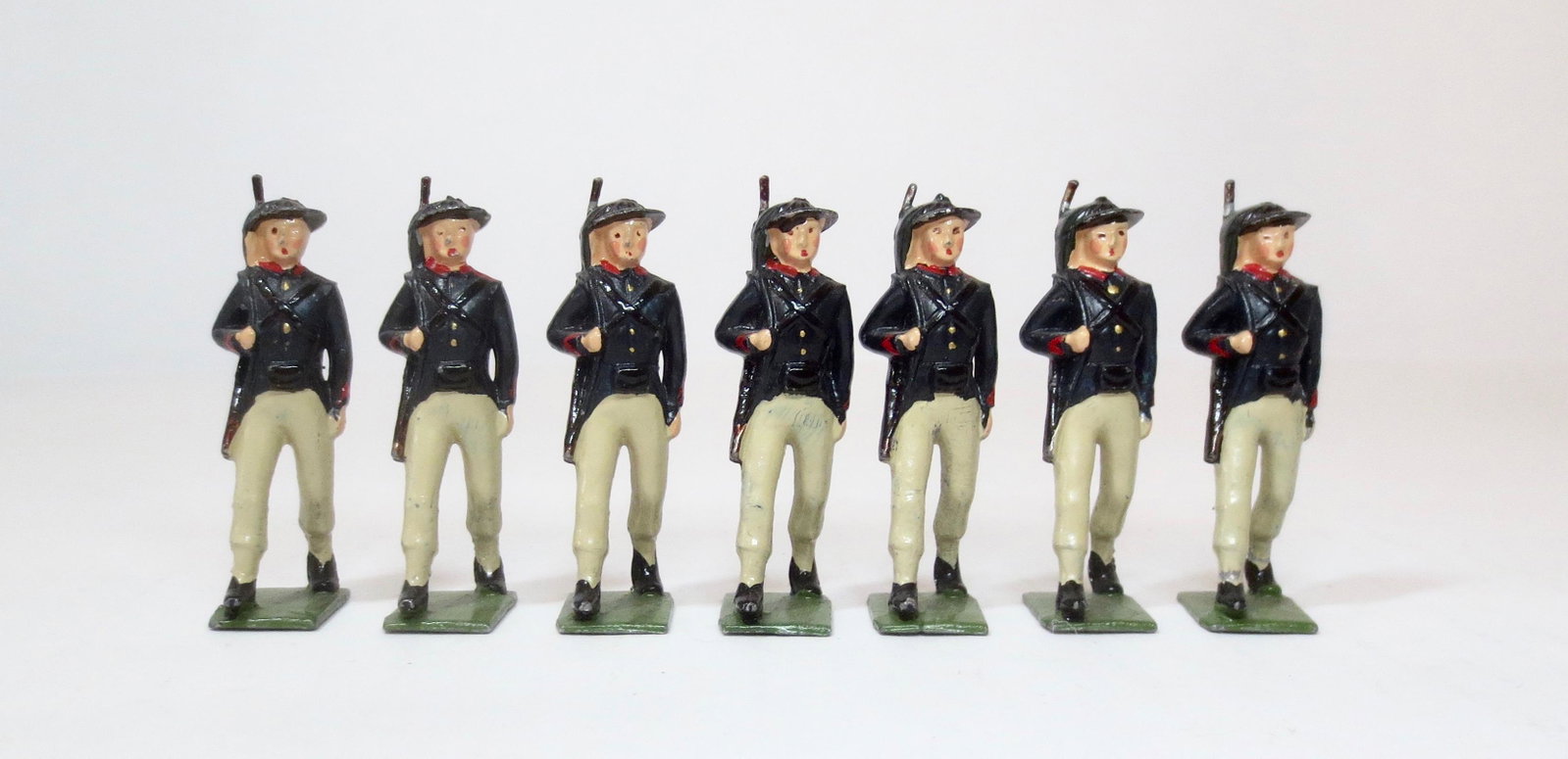 Britains #9163 Italian Bersaglieri: Post war issue. 7 pieces. Excellent condition. Unboxed.